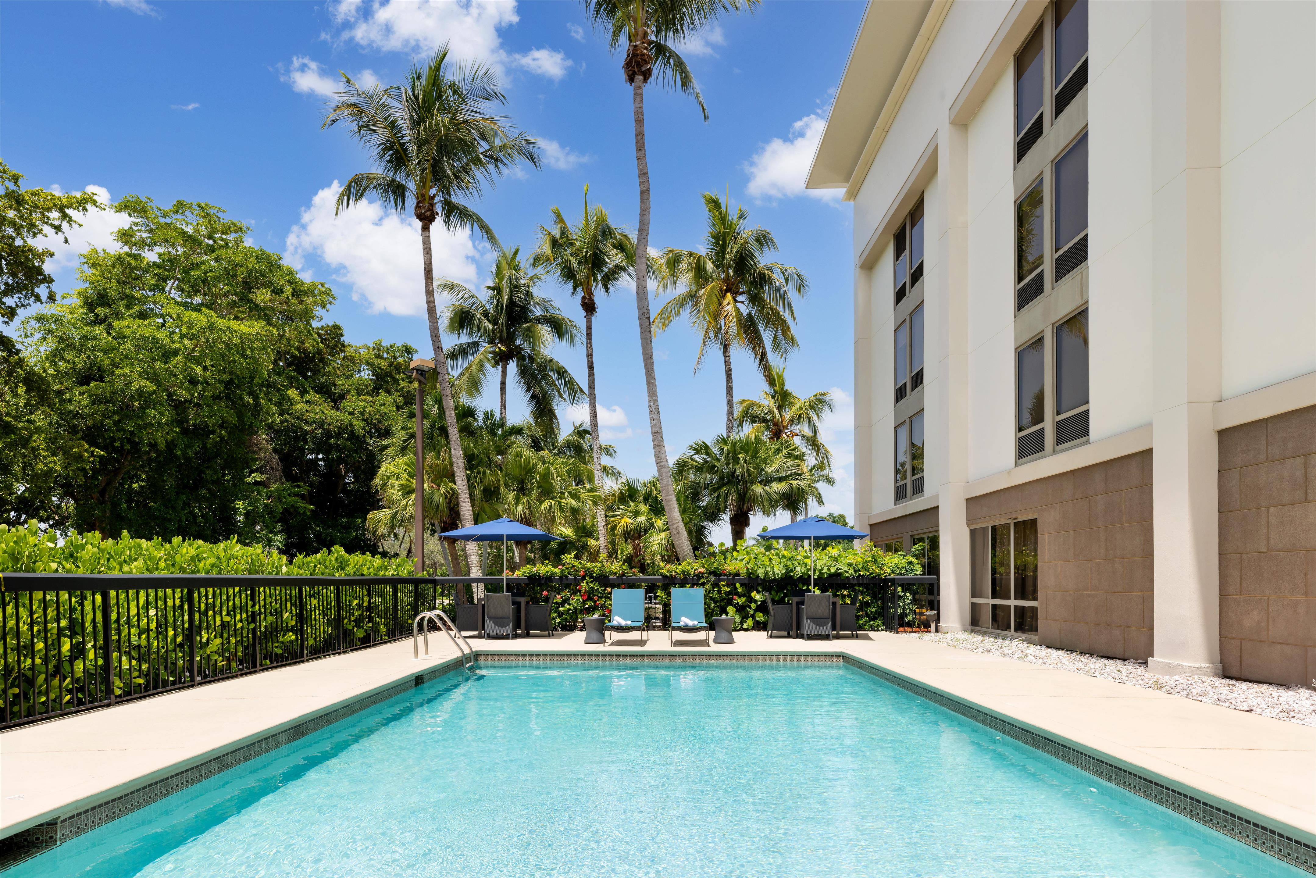 Pool | Hampton Inn Naples Central