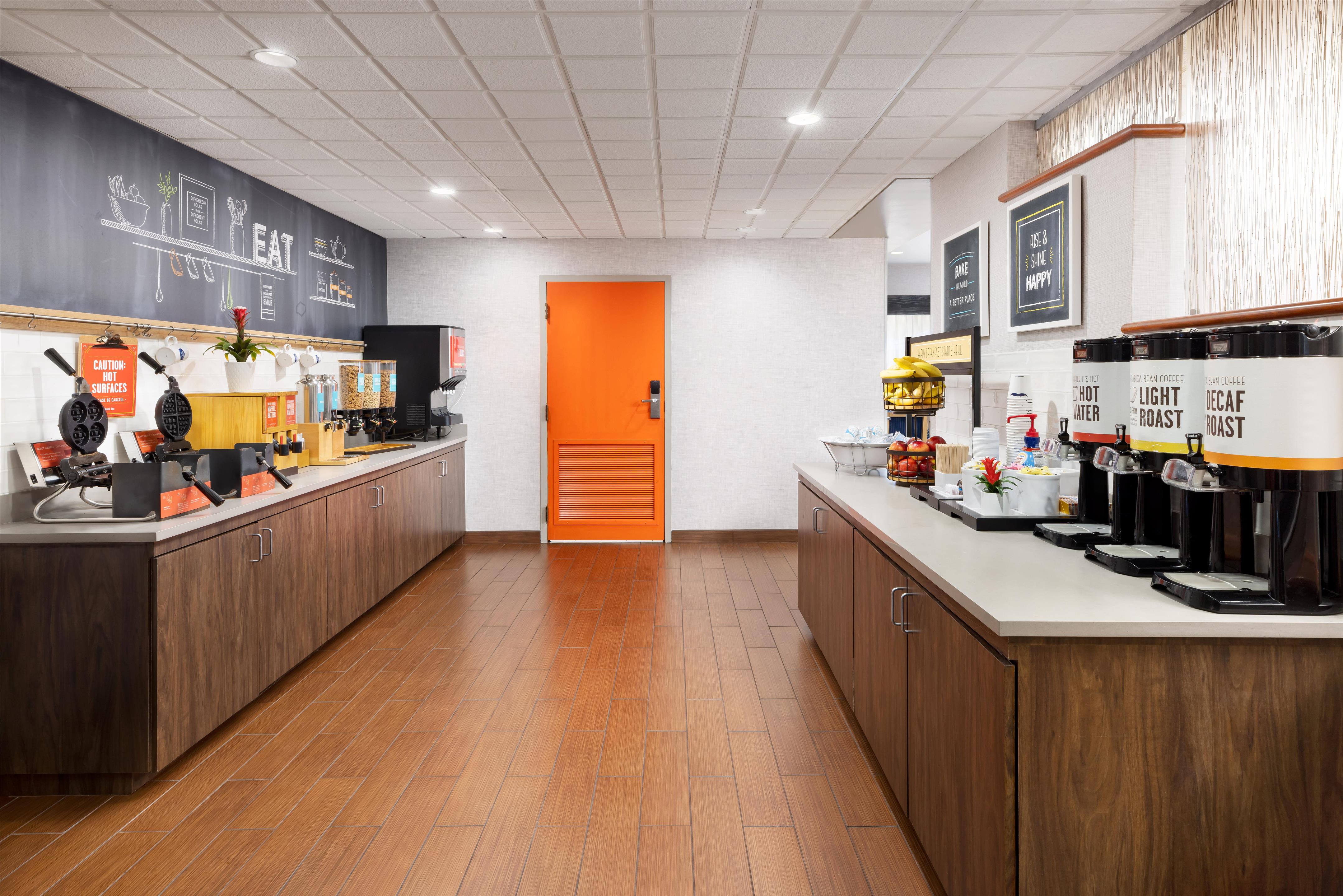 Breakfast Area | Hampton Inn Naples Central
