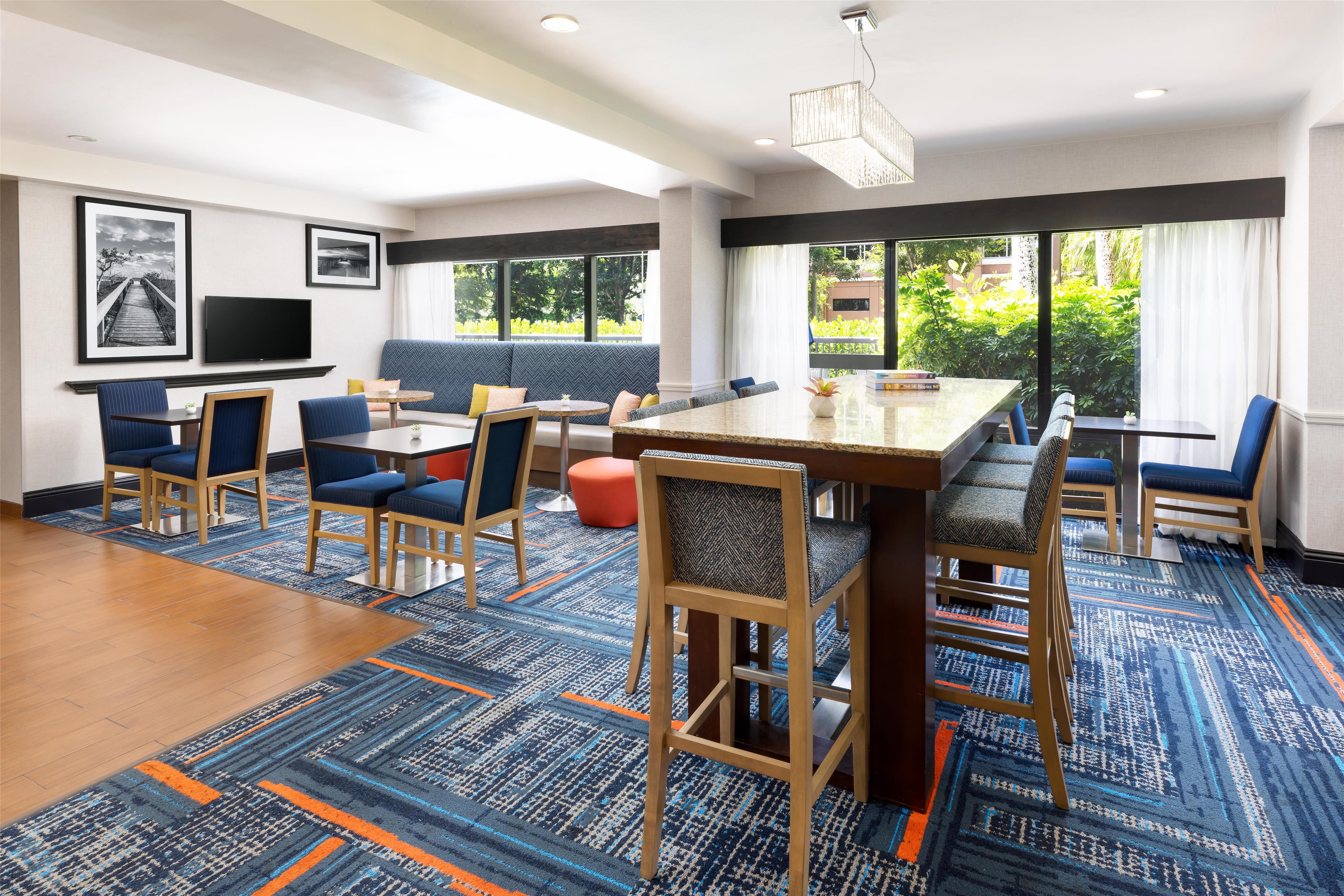Breakfast Area | Hampton Inn Naples Central
