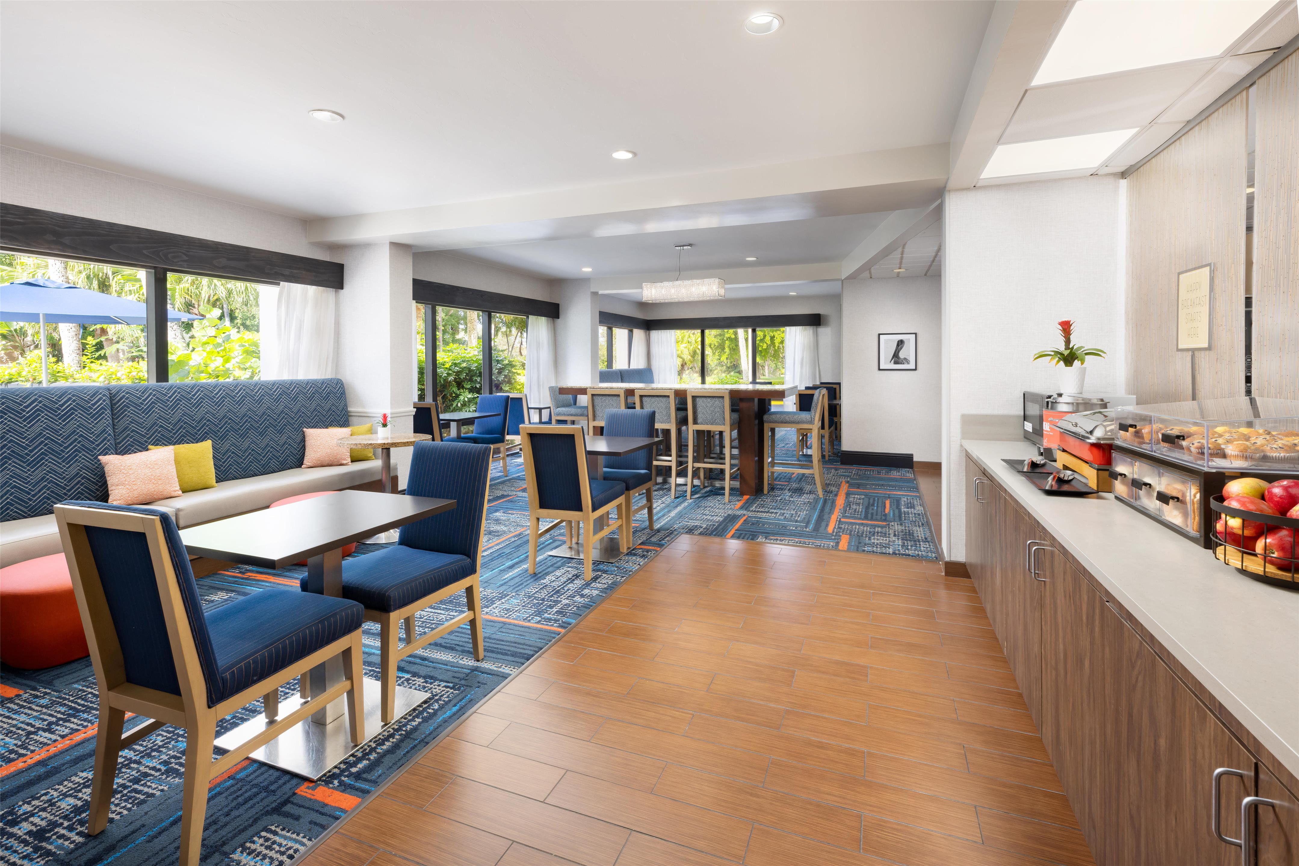 Breakfast Area | Hampton Inn Naples Central