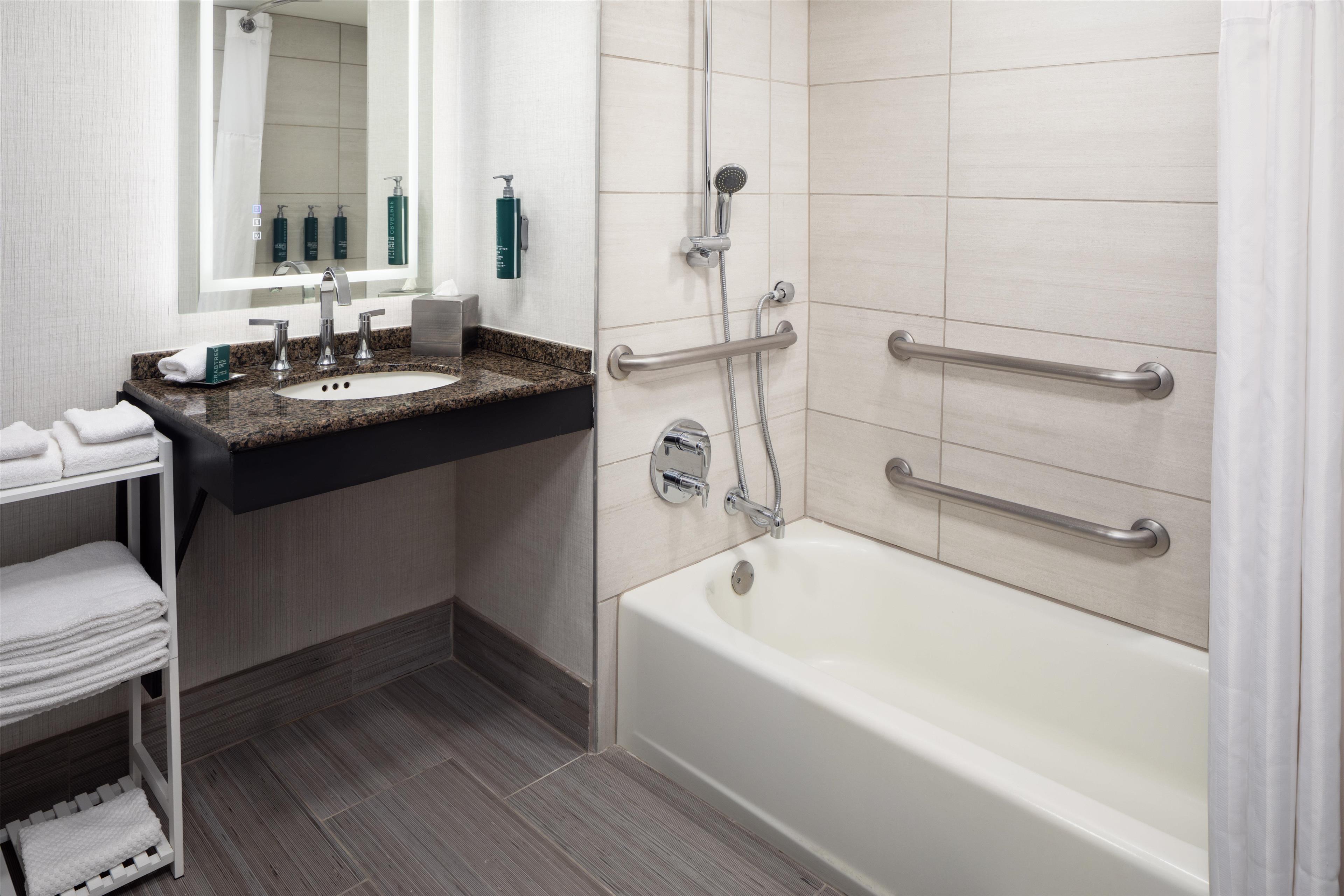 Hilton Arlington Room Type - 2DBL MOB HR ACC BATHTUB