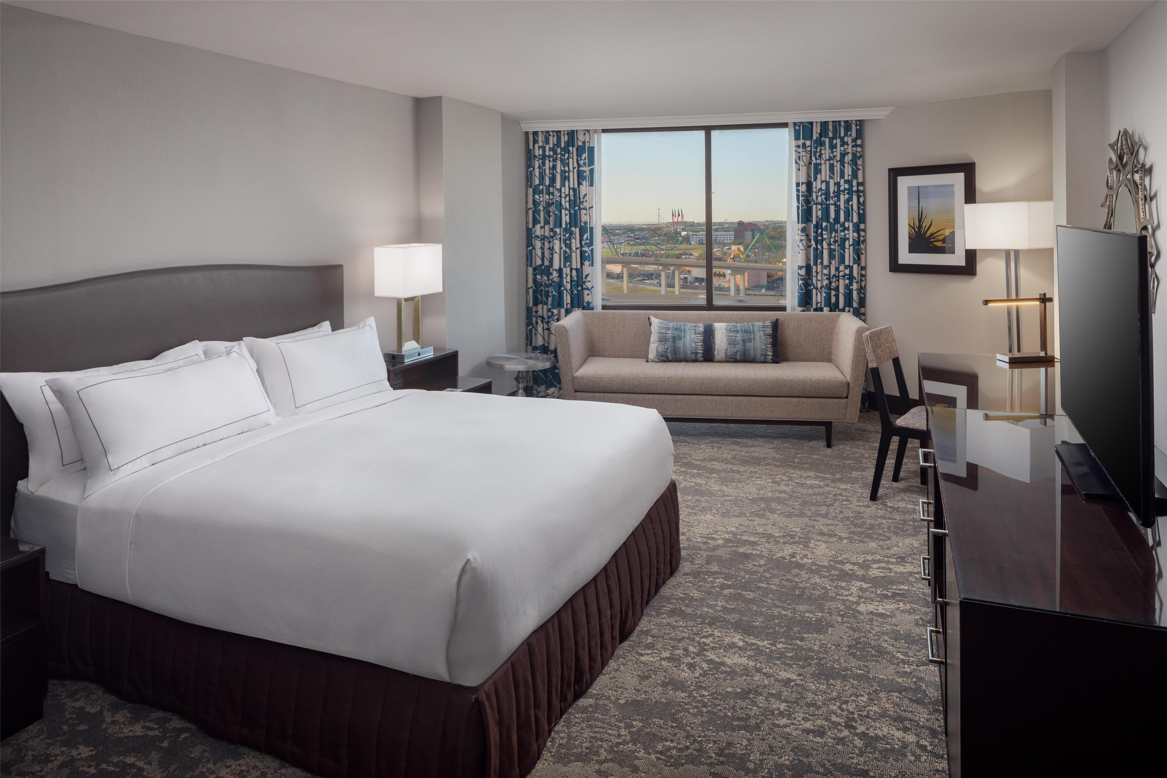 Hilton Arlington Room Type - 1KNG MOB HEAR ACC BATHTUB