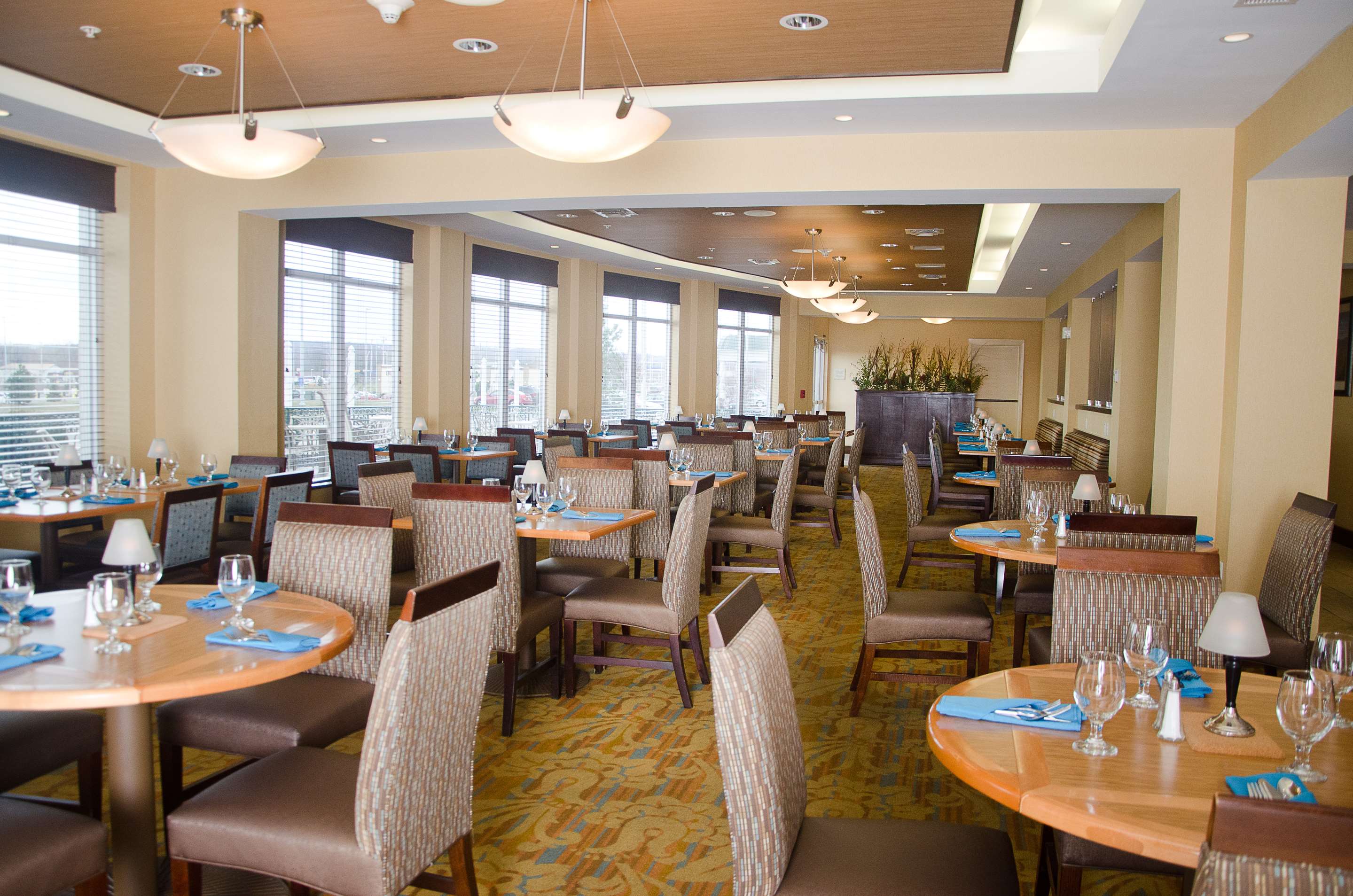Restaurant | Hilton Garden Inn Watertown/Thousand Islands