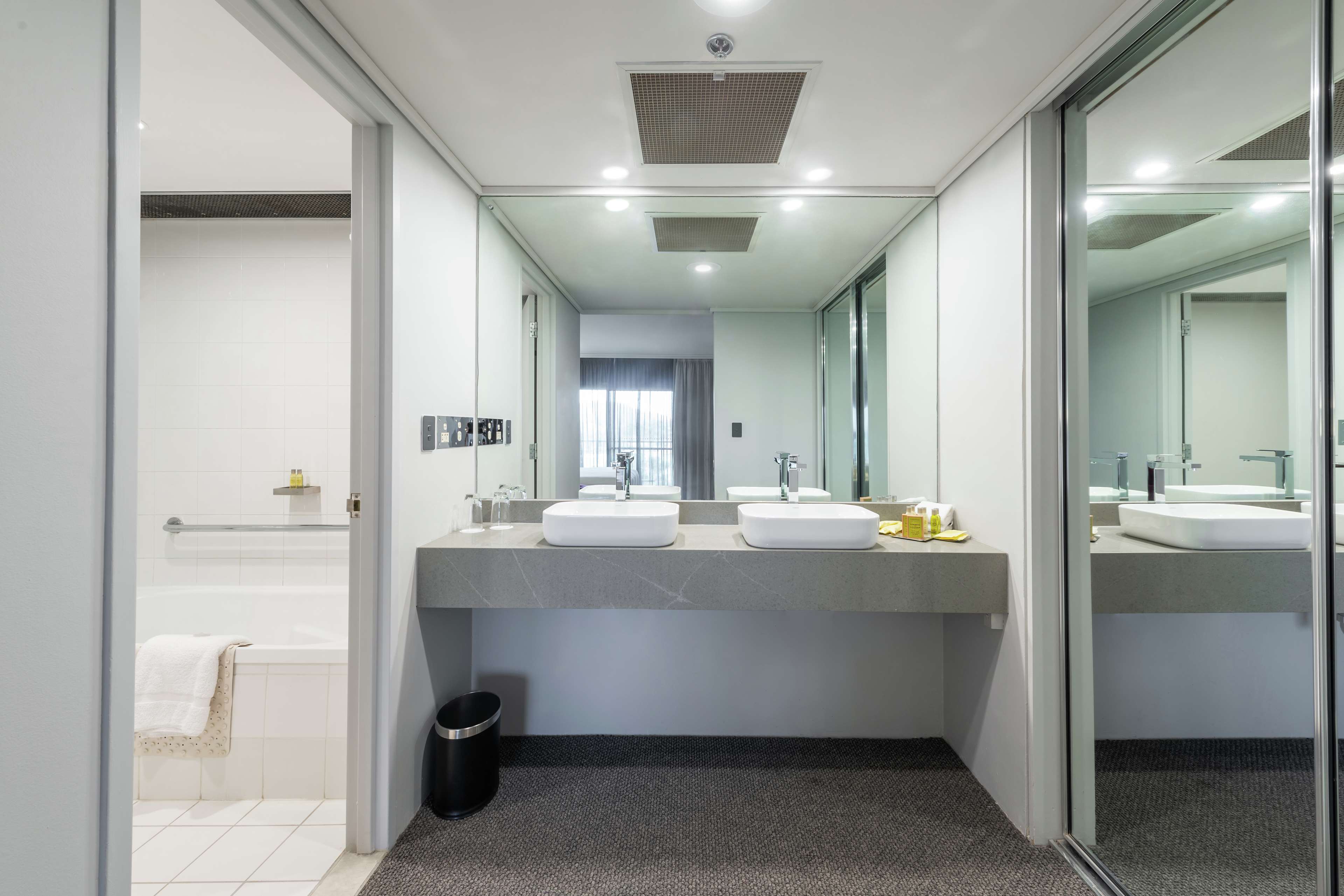 DoubleTree by Hilton Alice Springs Room Type - KING PREMIER SUITE