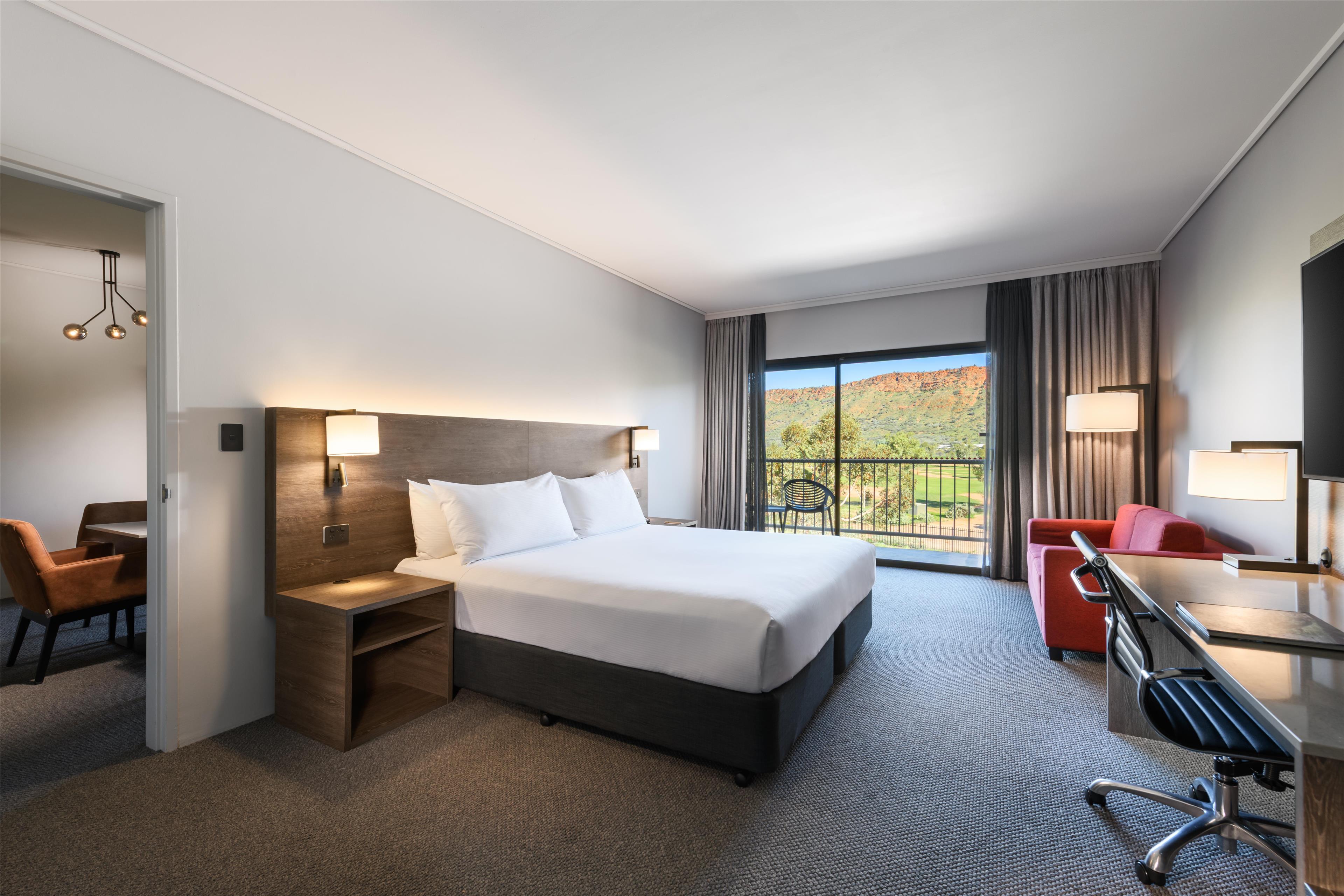 DoubleTree by Hilton Alice Springs Room Type - KING JUNIOR SUITE W/ VIEW