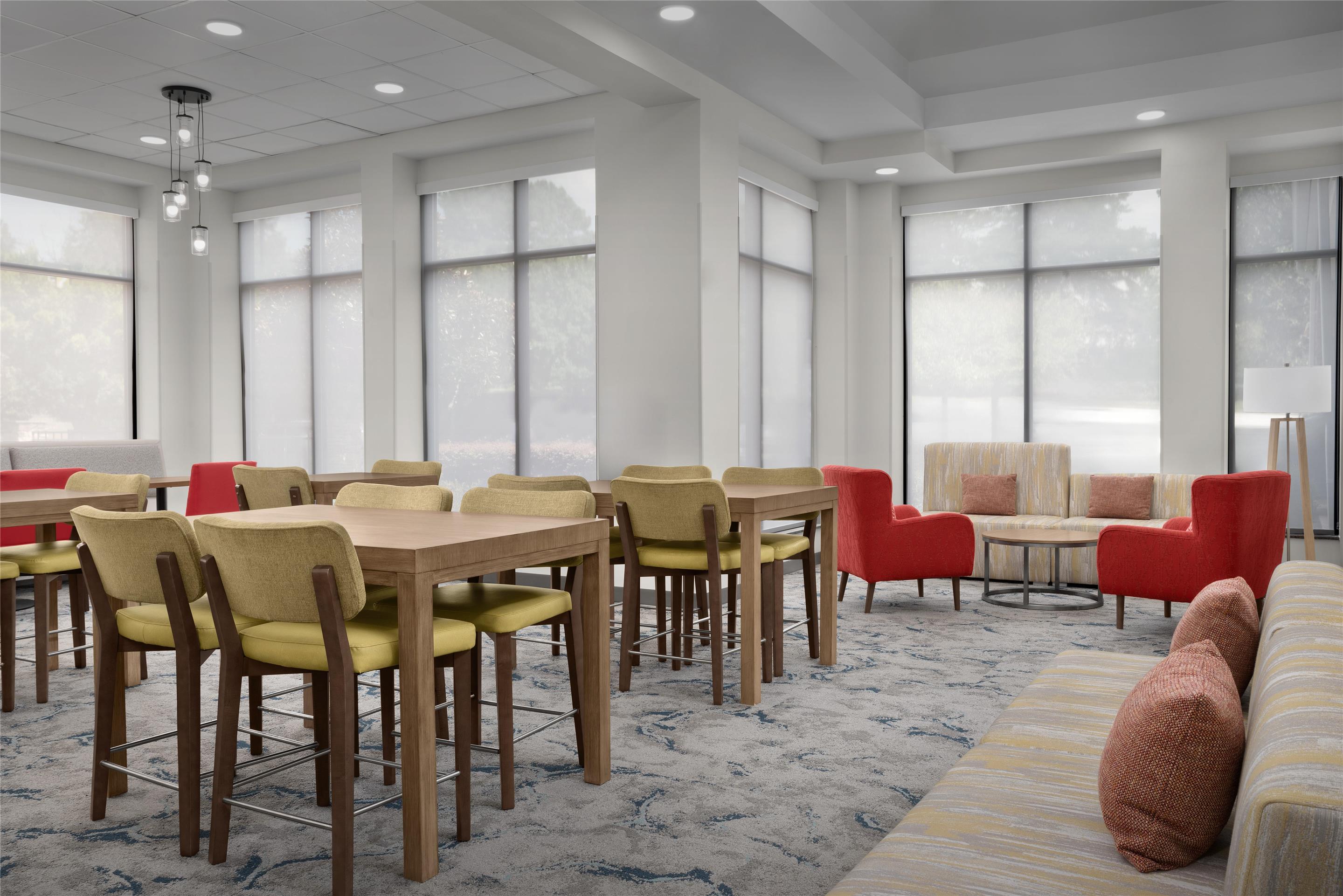 Breakfast Area | Hilton Garden Inn Atlanta West/Lithia Springs