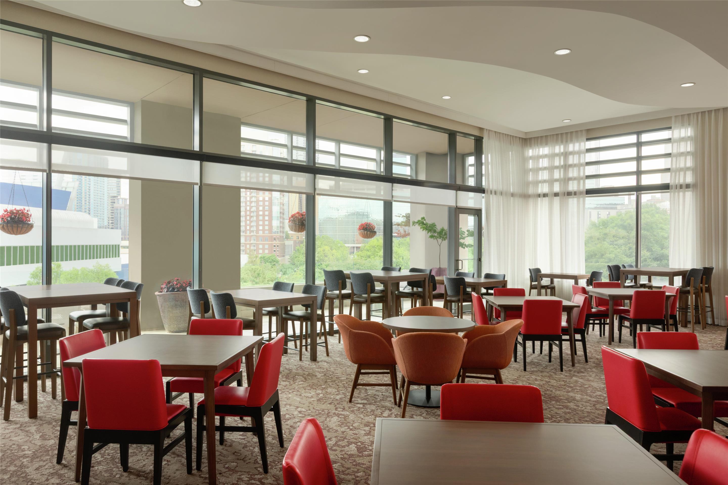 Breakfast Area | Hilton Garden Inn Atlanta Downtown