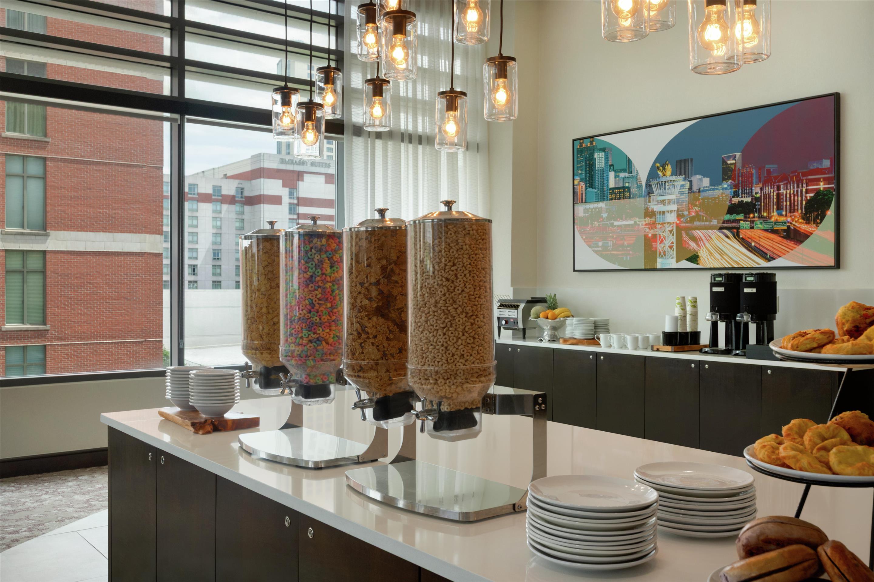 Breakfast Area | Hilton Garden Inn Atlanta Downtown