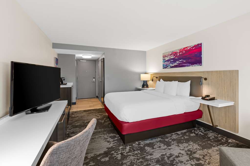 Hilton Garden Inn Atlanta Airport North - Tap to explore photos