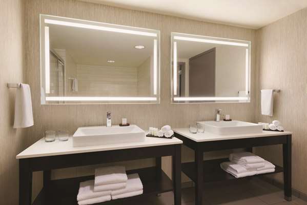  - Embassy Suites Centennial Olympic Park Atlanta - I-75 & I-85, Exit 249B & 249C