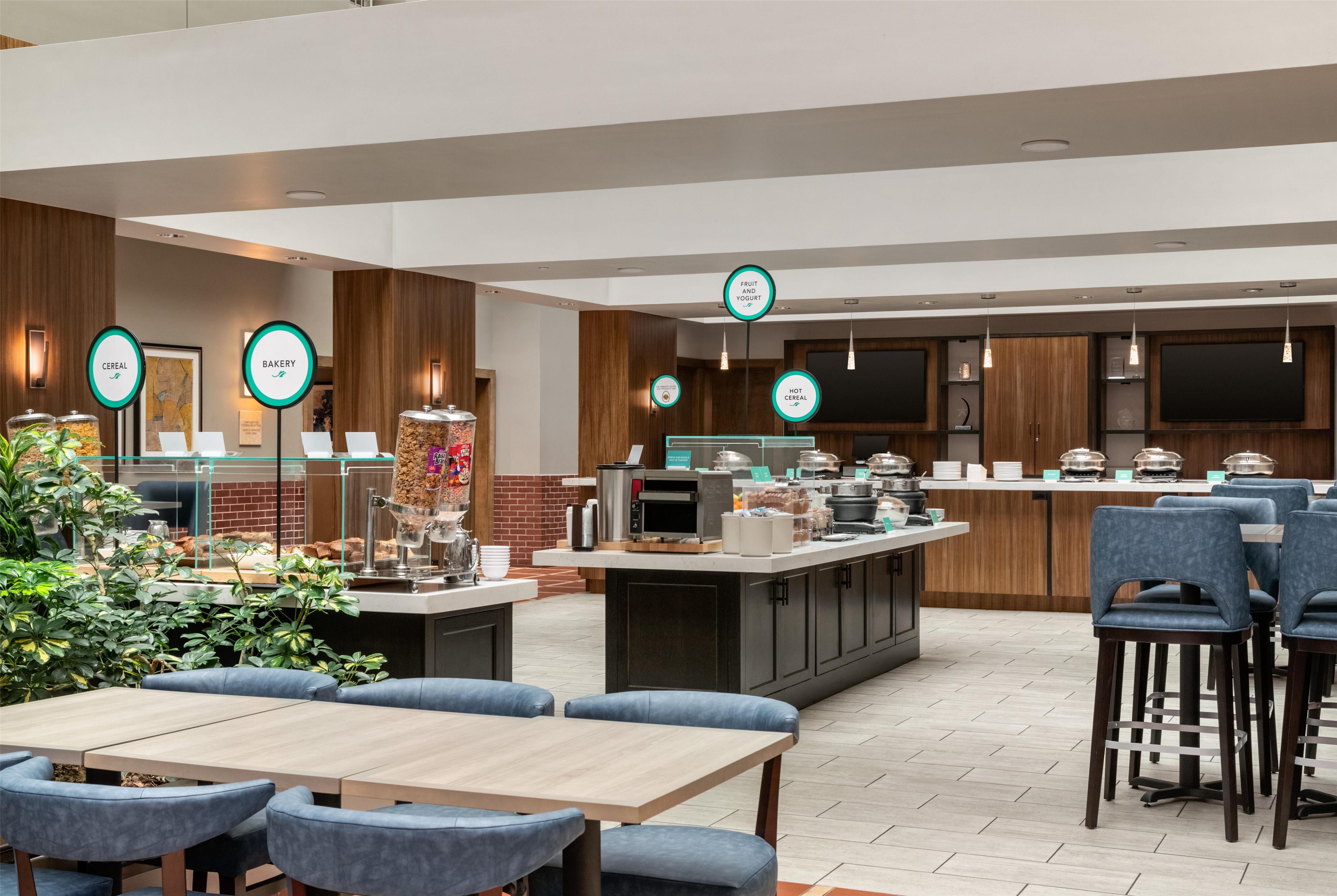 Breakfast Area | Embassy Suites by Hilton Atlanta at Centennial Olympic Park