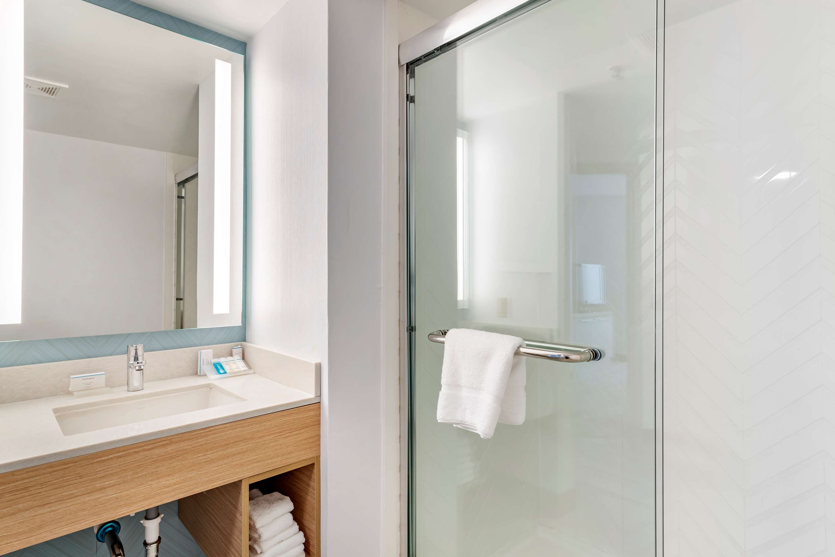 Guest room bath