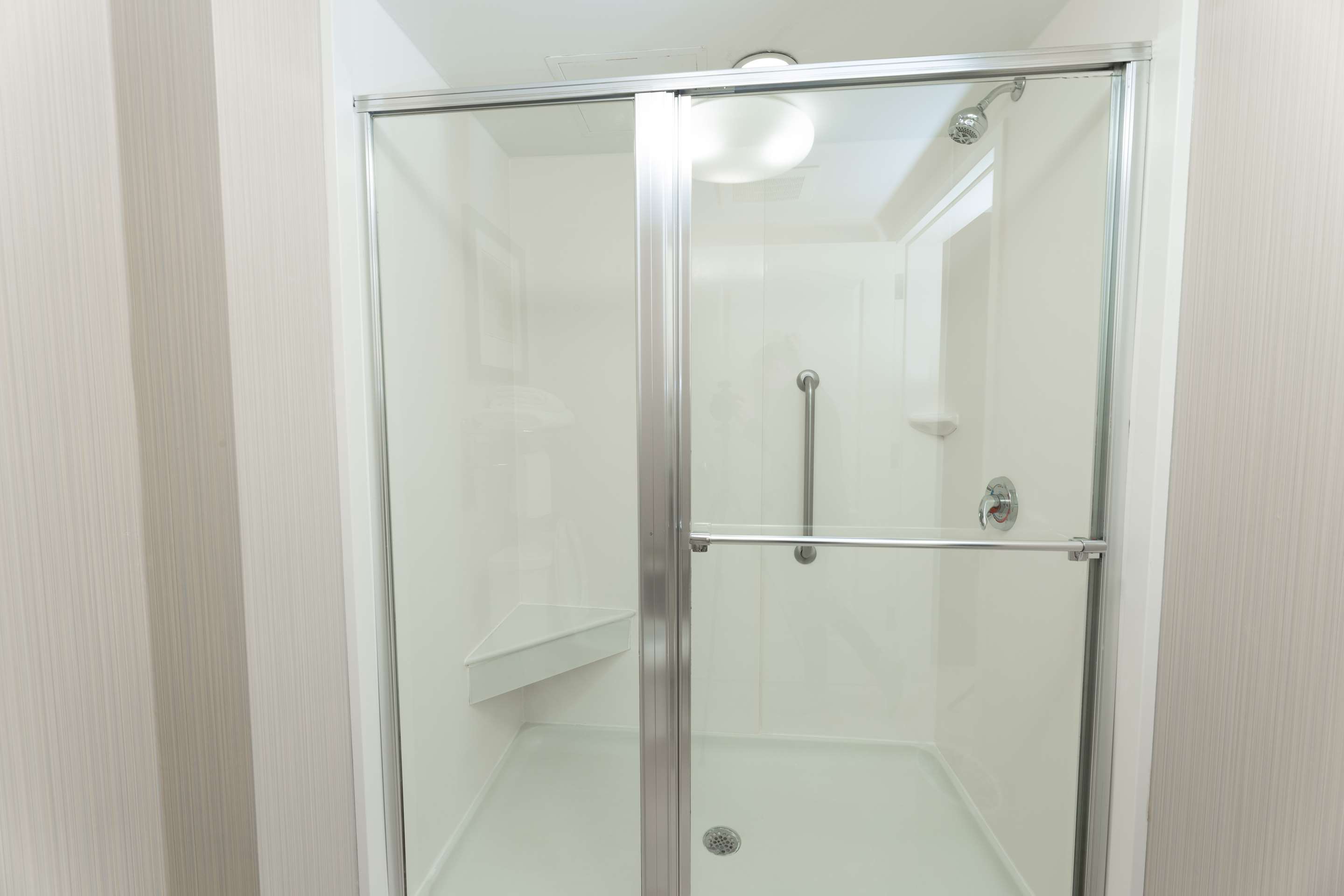 Guest room bath