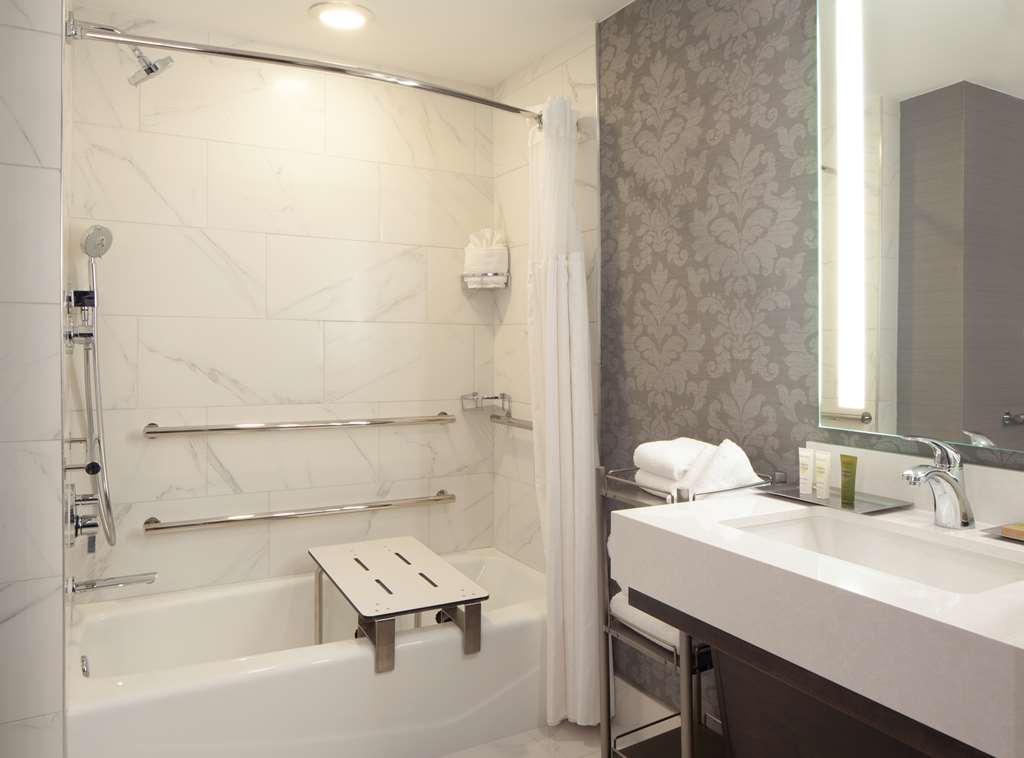 Hilton Atlanta Marietta Hotel & Conference Center Room Type - 1 KING PURE ACCESSIBLE TUB