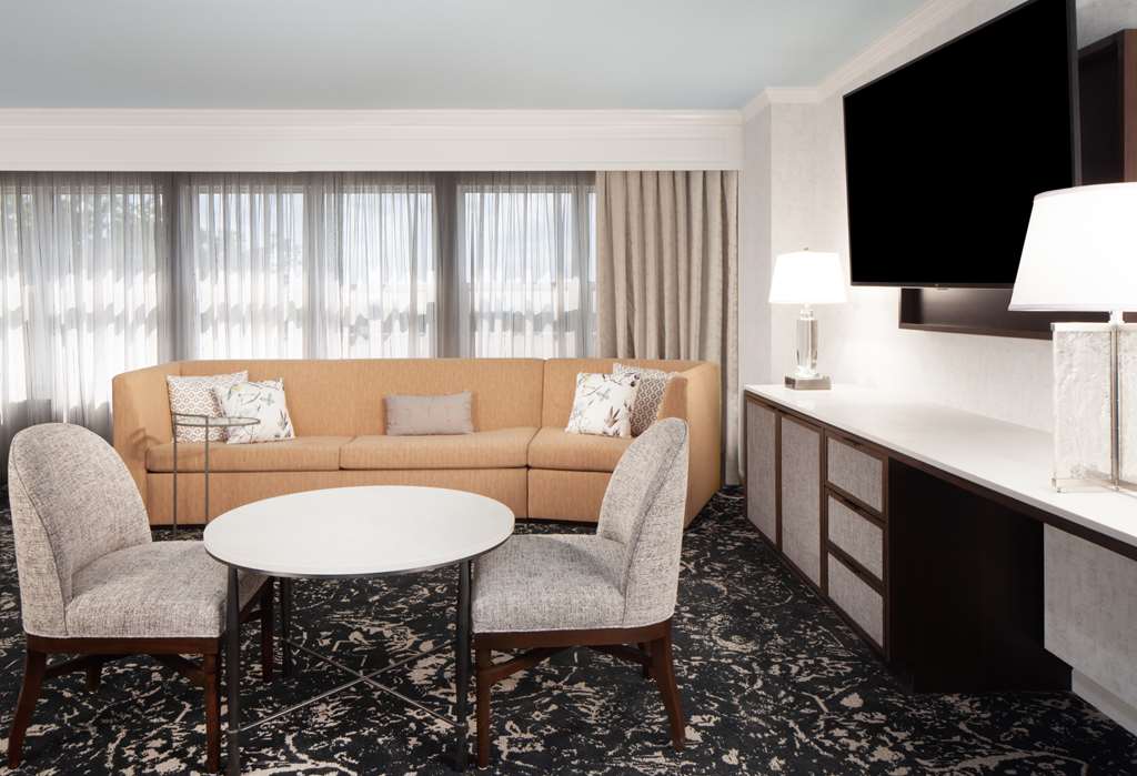 Hilton Atlanta Marietta Hotel & Conference Center Room Type - 1KNG JR STE ACC RI SHOWER