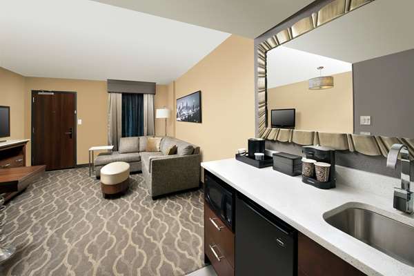  - Embassy Suites College Park - I-85, Exit 71