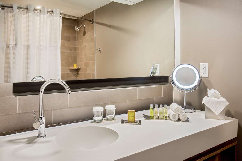 DoubleTree by Hilton Atlanta Northwest/Marietta Room Type - 1KG MOB ACC TUB POOL VIEW