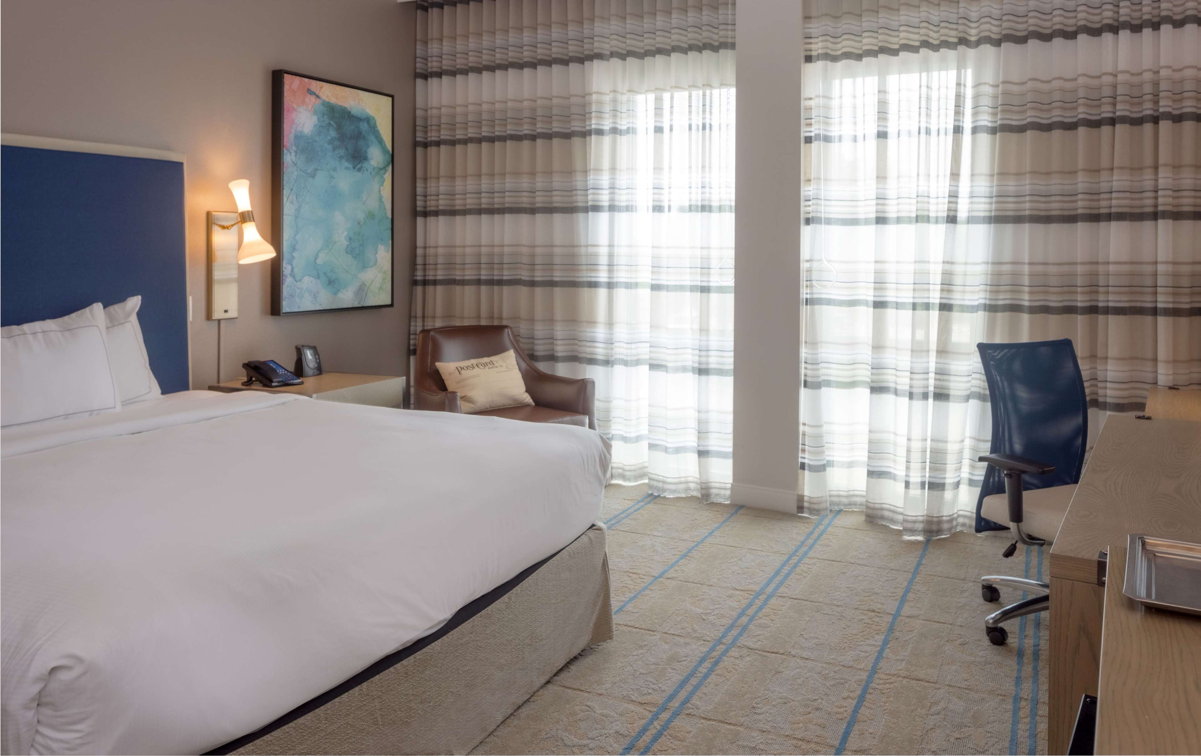 Hilton Austin Airport Room Type - 1KNG MOB HEARING ACC W TUB