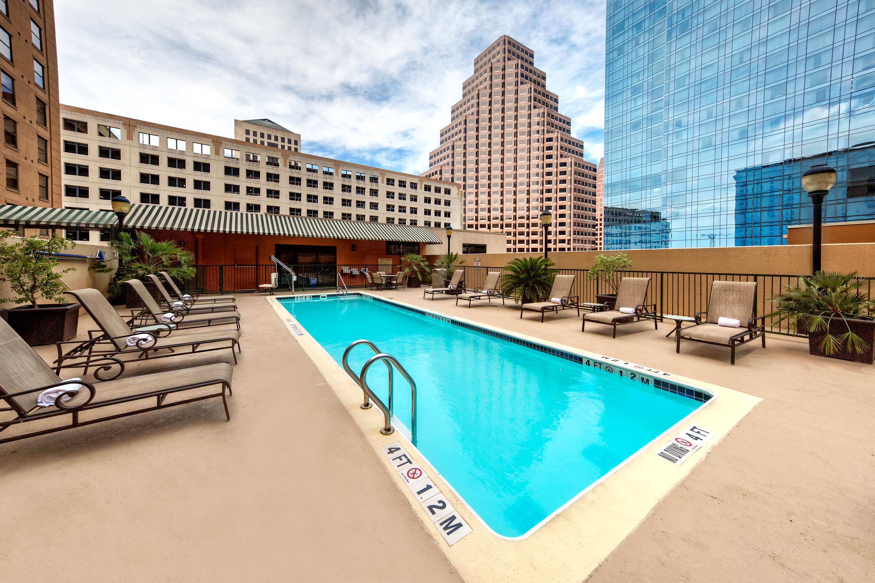 Pool | Hampton Inn & Suites Austin - Downtown / Convention Center