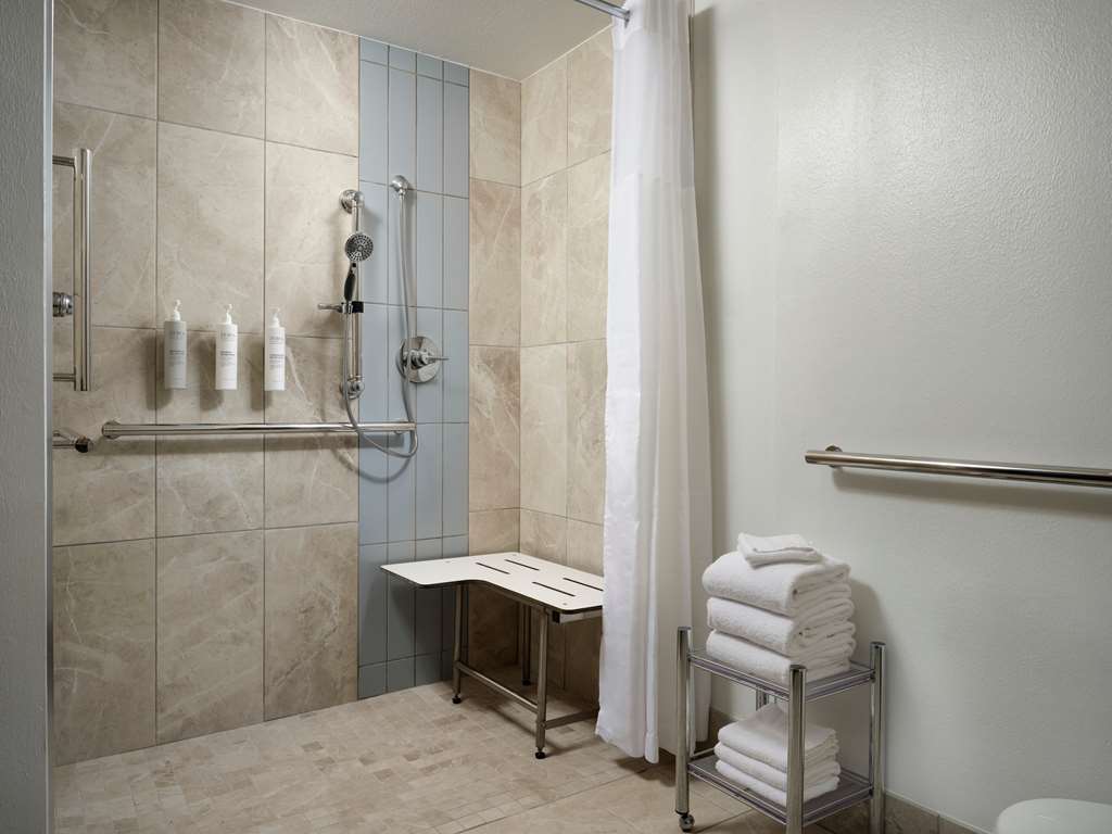 Hampton Inn & Suites Austin - Downtown / Convention Center Room Type - 2QN MOB HEAR ACC RISHW NS