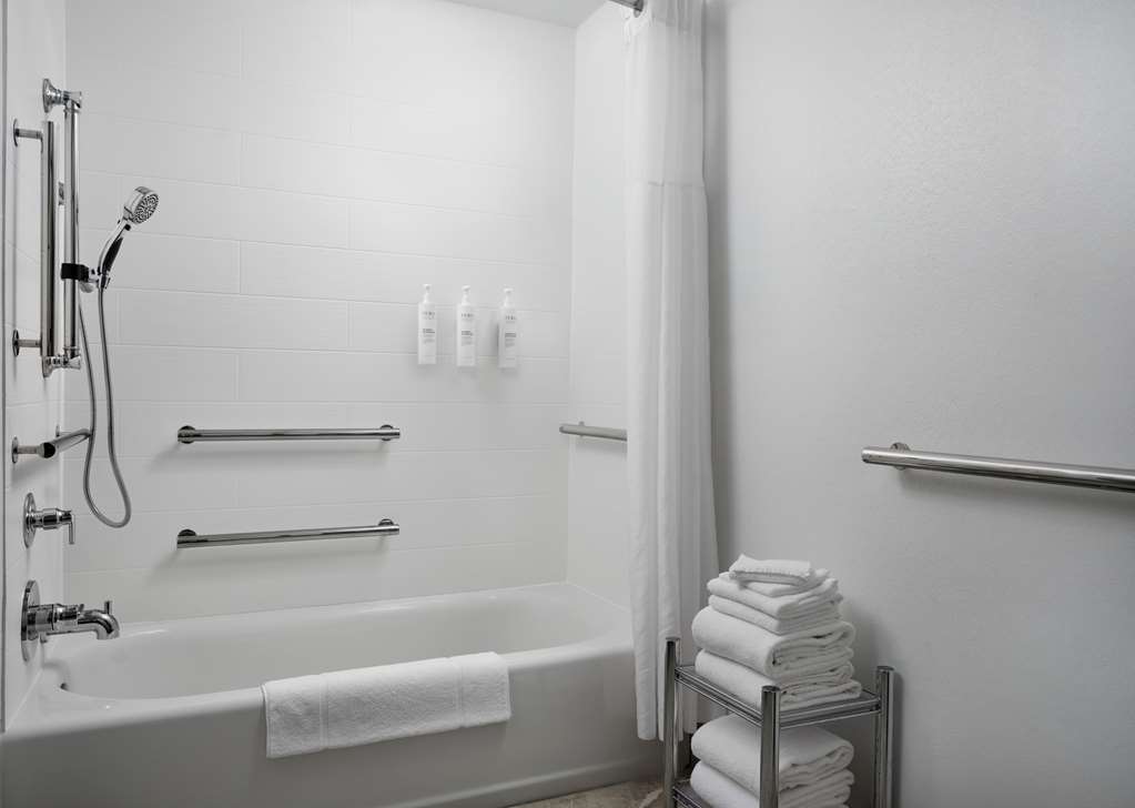 Hampton Inn & Suites Austin - Downtown / Convention Center Room Type - 2 QN BD PREM ADA W  TUB NS