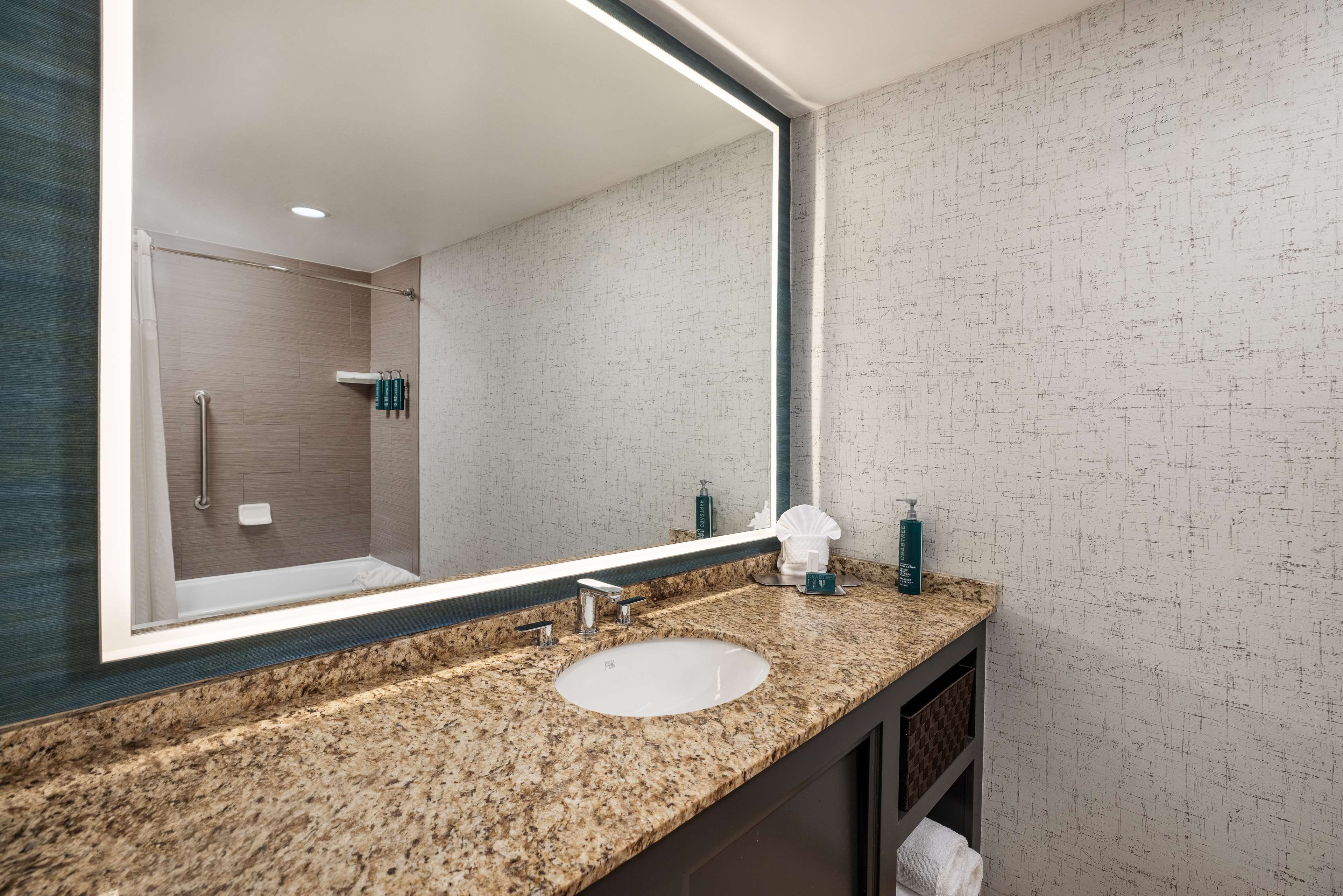 DoubleTree Suites by Hilton Austin Room Type - 1KING ACC BATHTUB NO SMOK