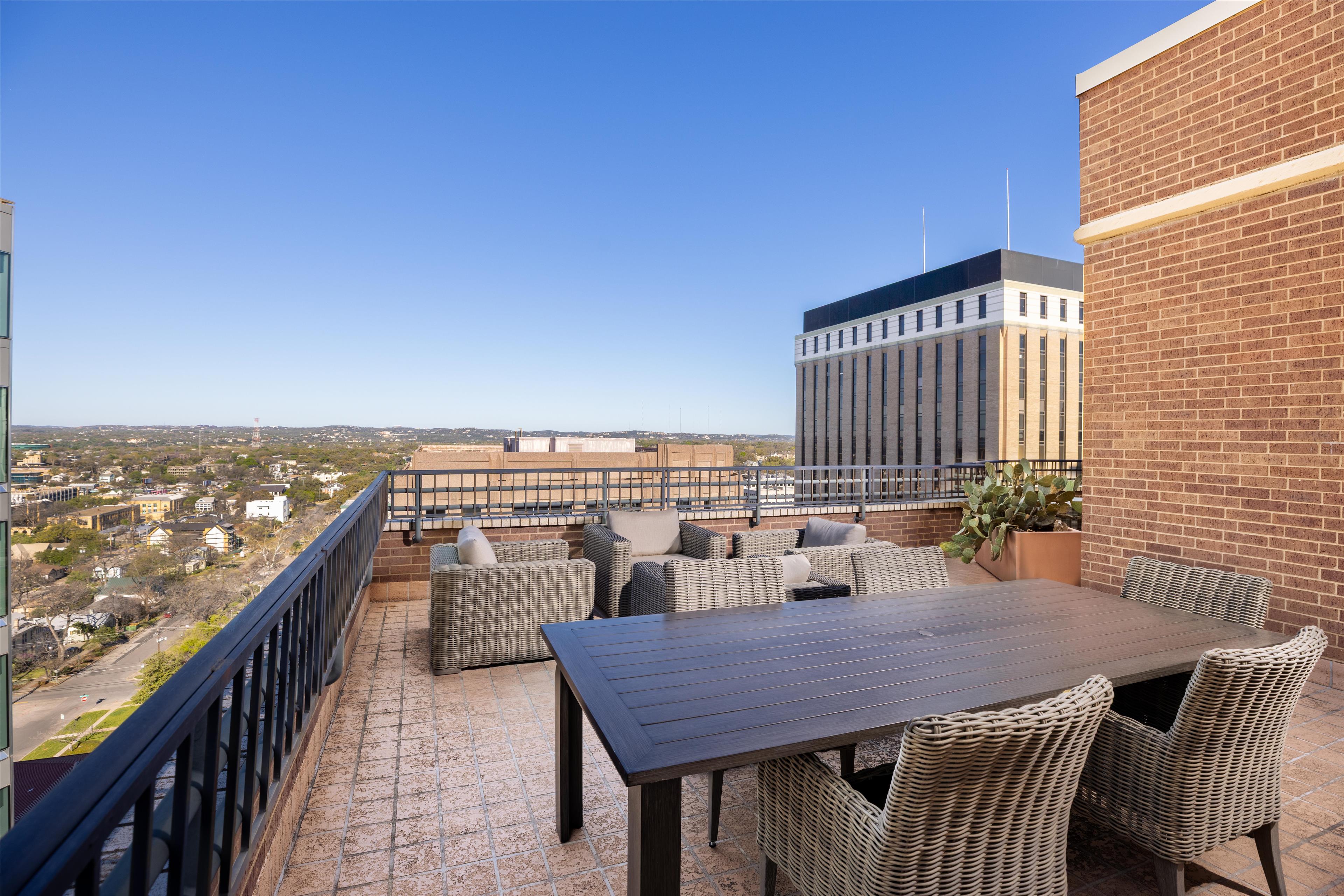 DoubleTree Suites by Hilton Austin Room Type - 1KG 1BDRM DLX STE NO SMOK
