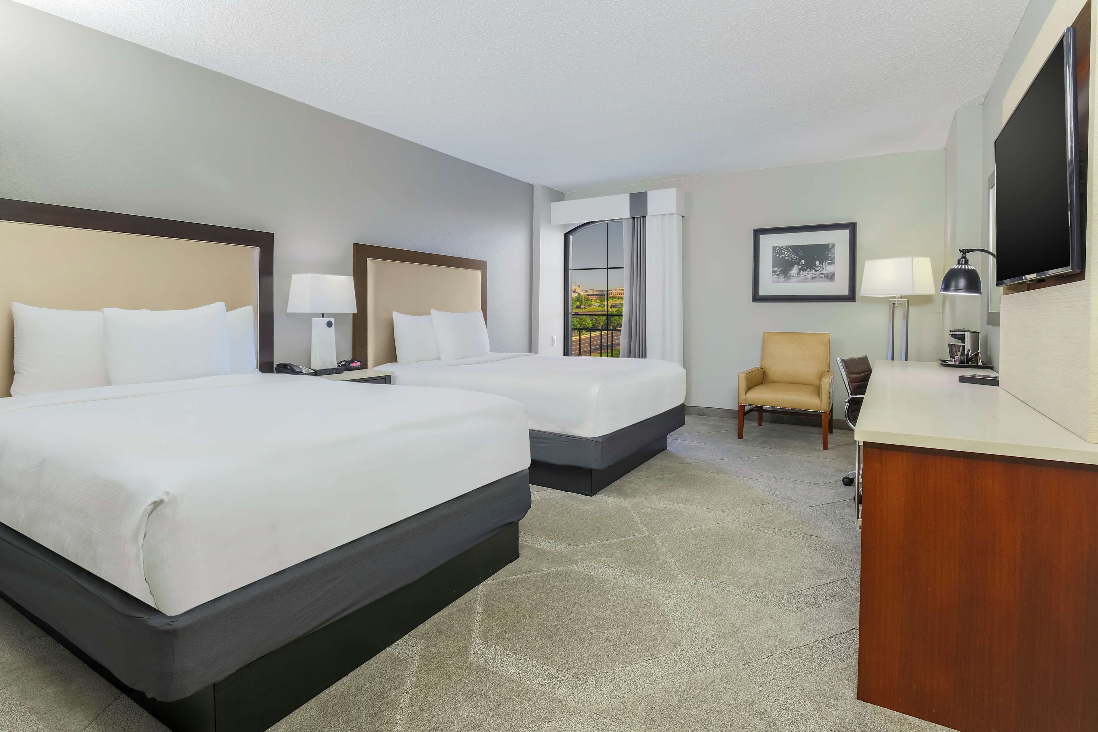 DoubleTree by Hilton Austin - University Area Room Type - 2QN MOB HR ACC RI-S NS