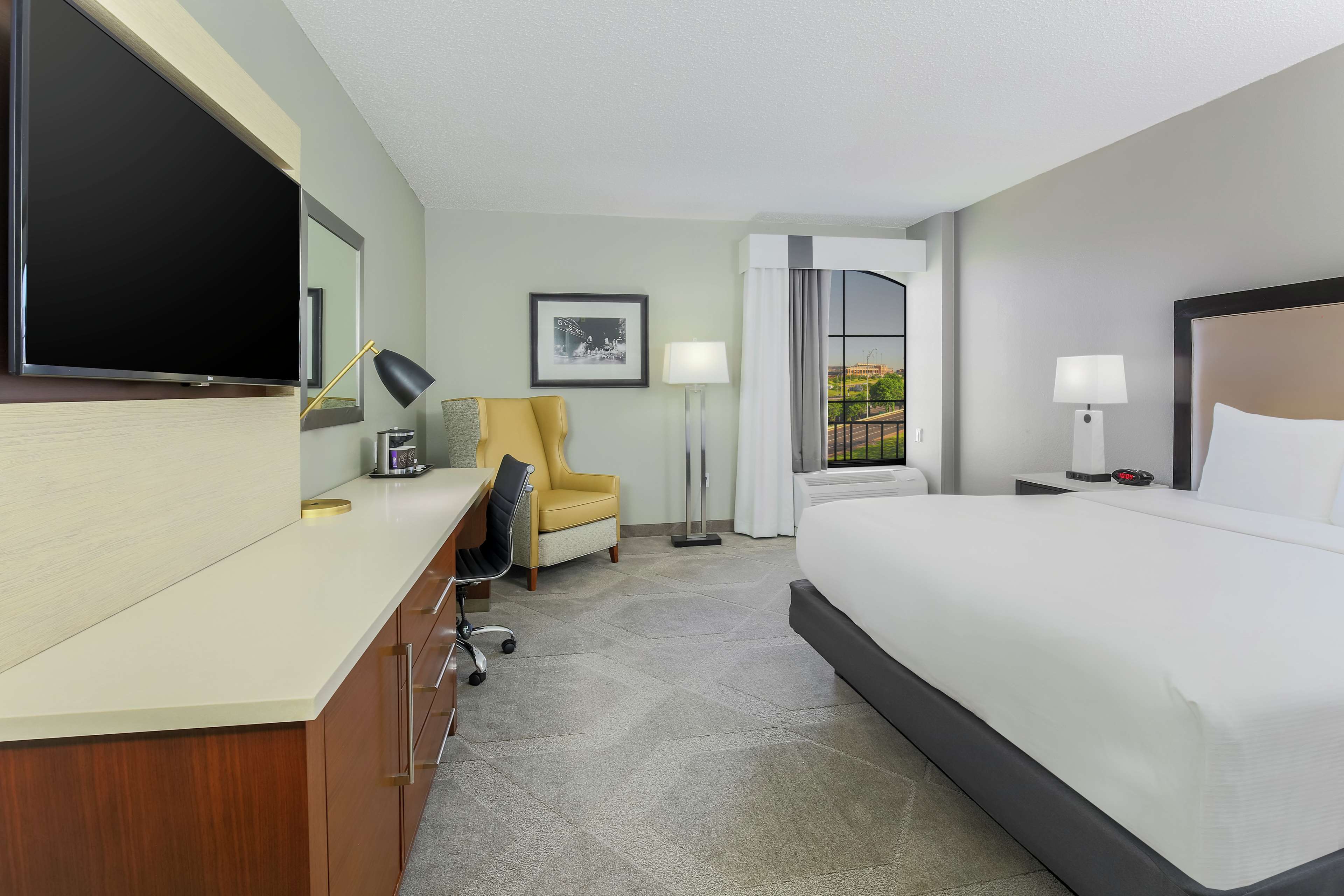 DoubleTree by Hilton Austin - University Area Room Type - 1 KING BED NONSMOKING VIEW