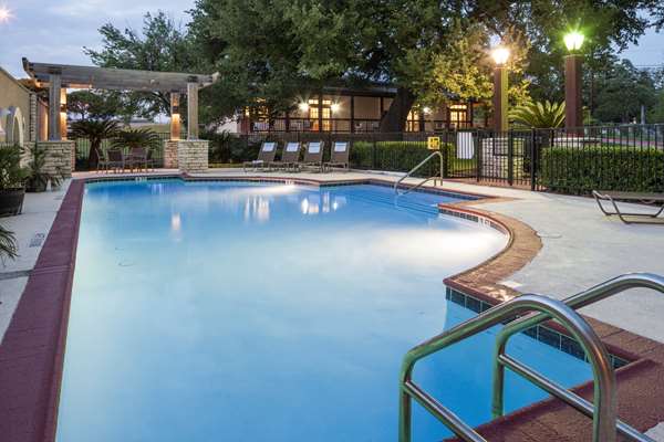 Pool - DoubleTree by Hilton University of Texas Austin - I-35, Exit 235A