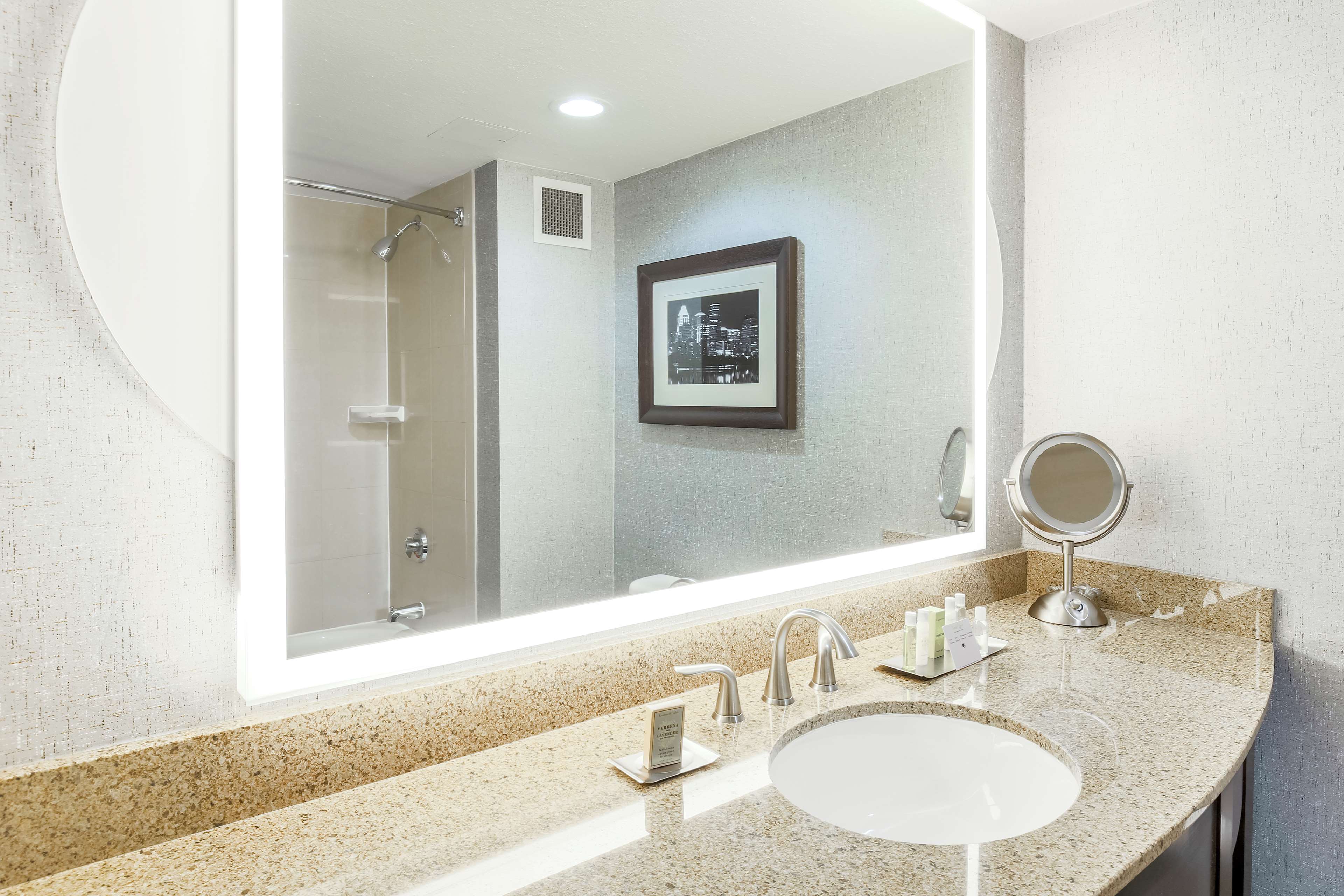 DoubleTree by Hilton Austin - University Area Room Type - 2 QUEEN BEDS NONSMOKING