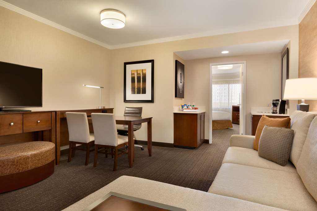 Embassy Suites by Hilton Austin Downtown South Congress Room Type - 3RM 2BA 1 KG 1 DBL CITY VW