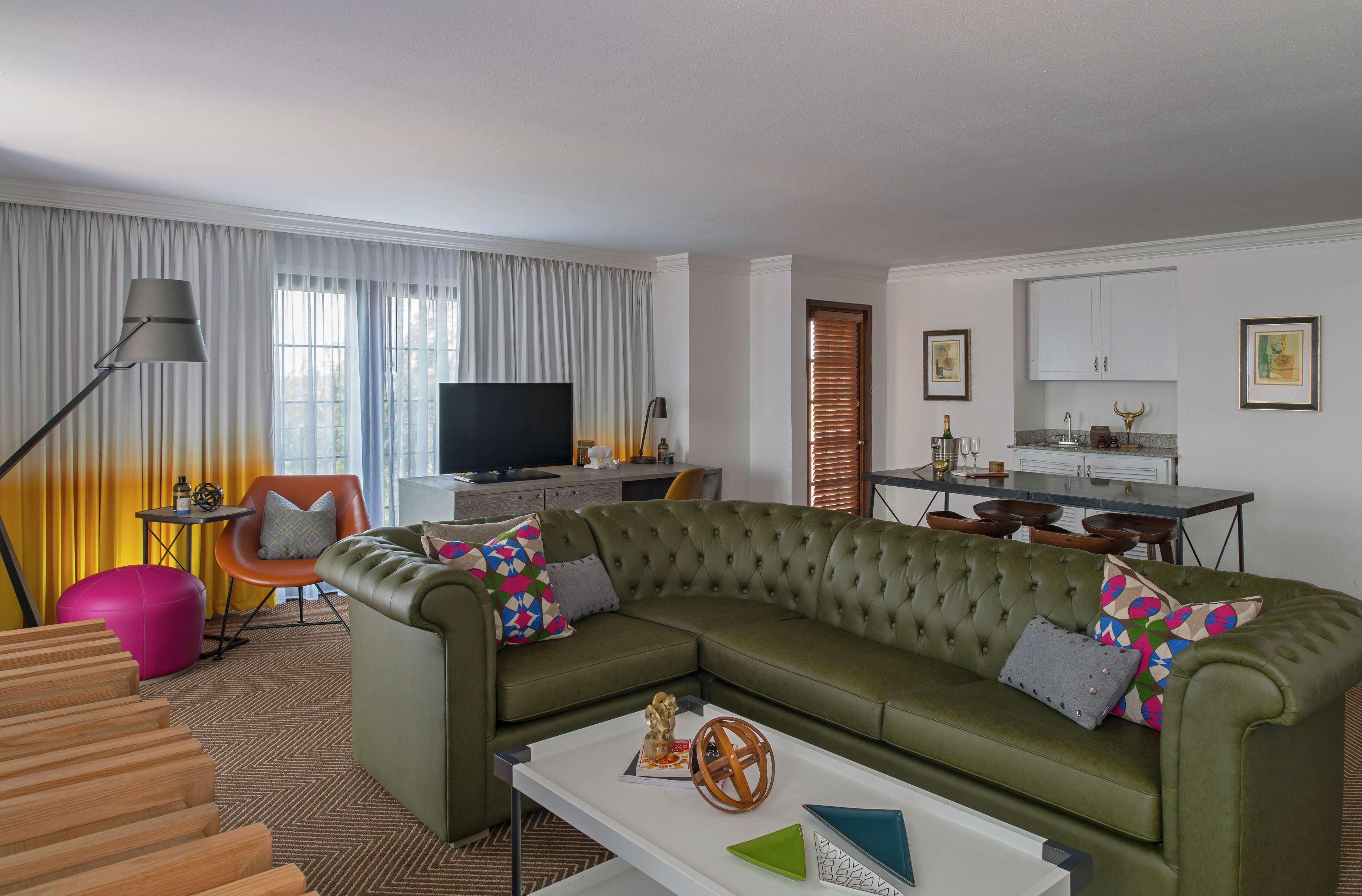 DoubleTree by Hilton Austin Room Type - 1 KING BED FEATHER FREE