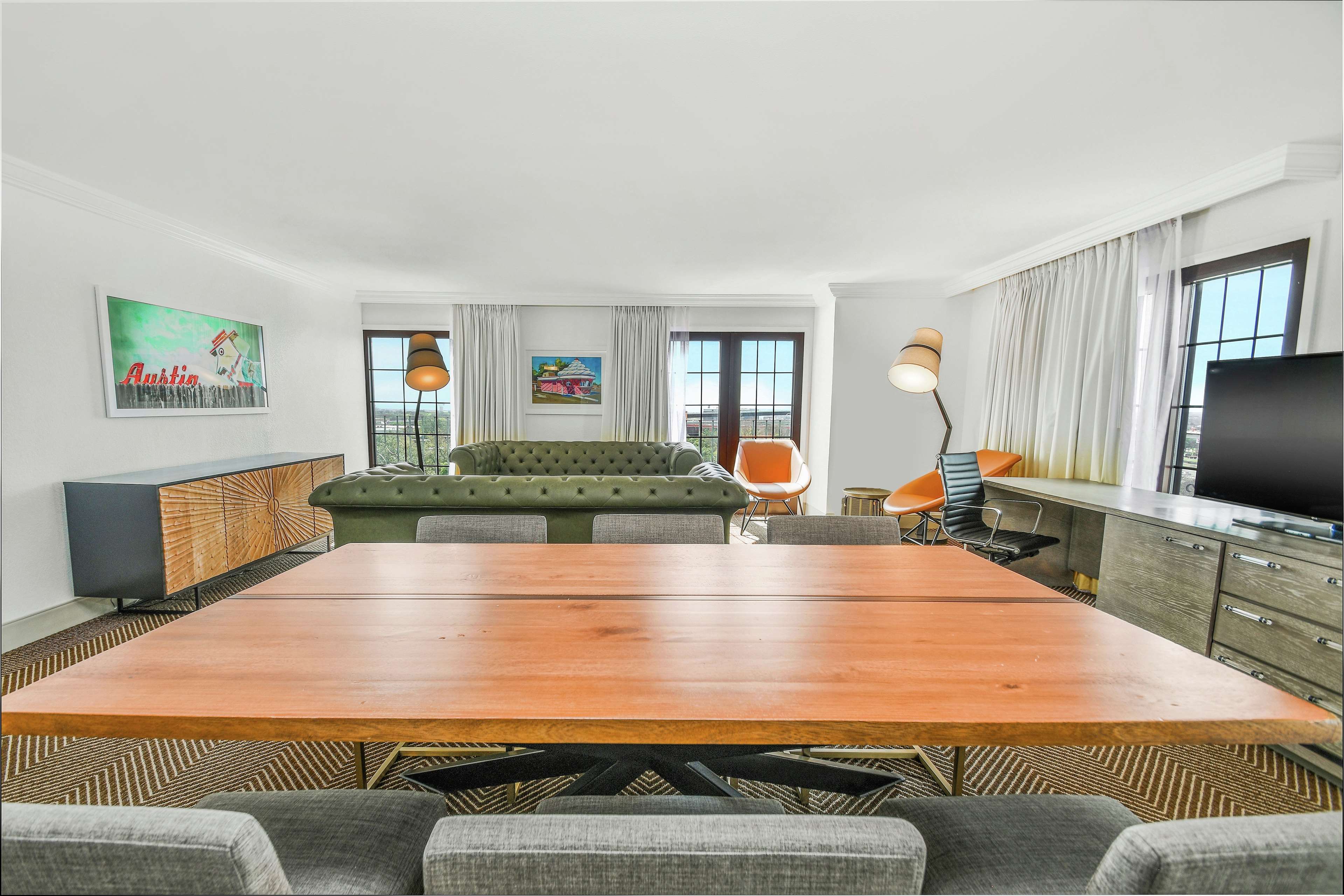 DoubleTree by Hilton Austin Room Type - 1 BEDROOM KING SUITE