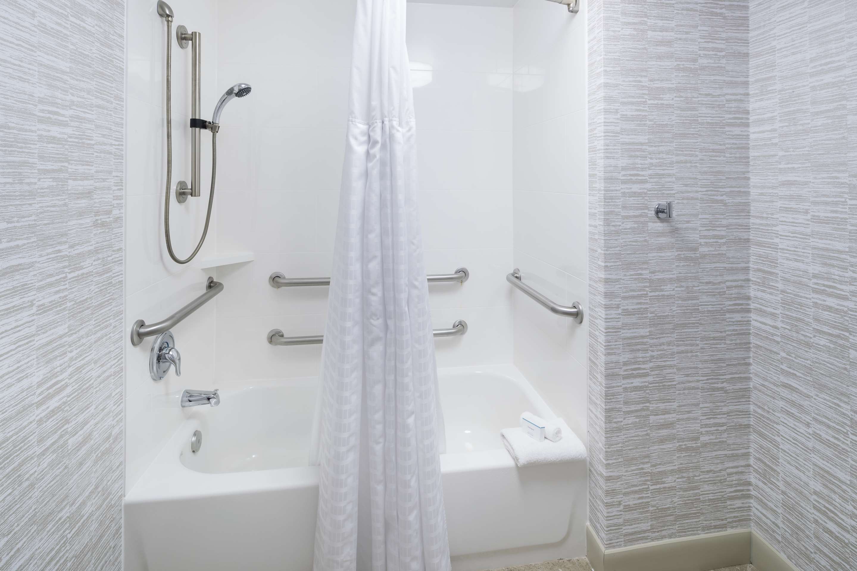 Guest room bath