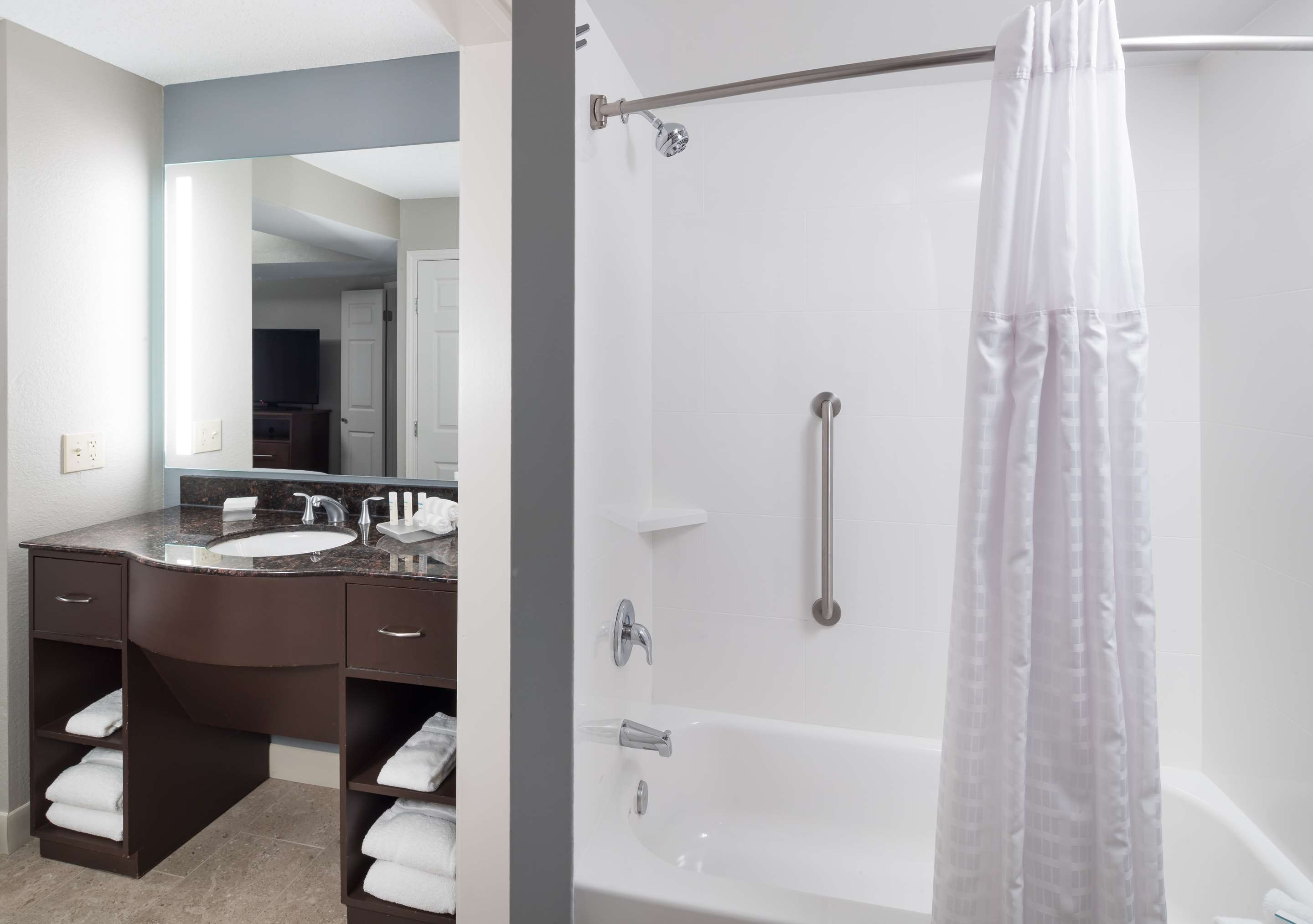 Guest room bath