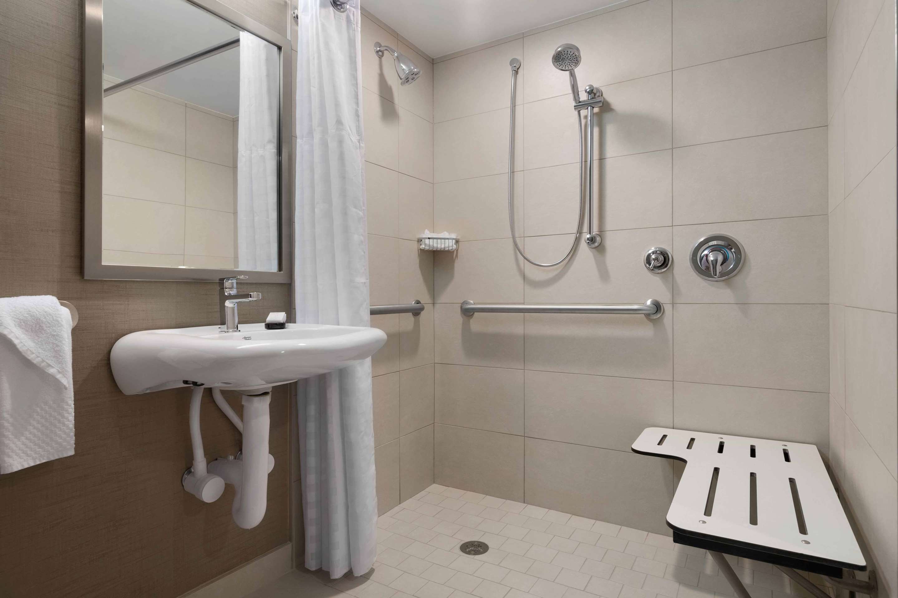 Guest room bath