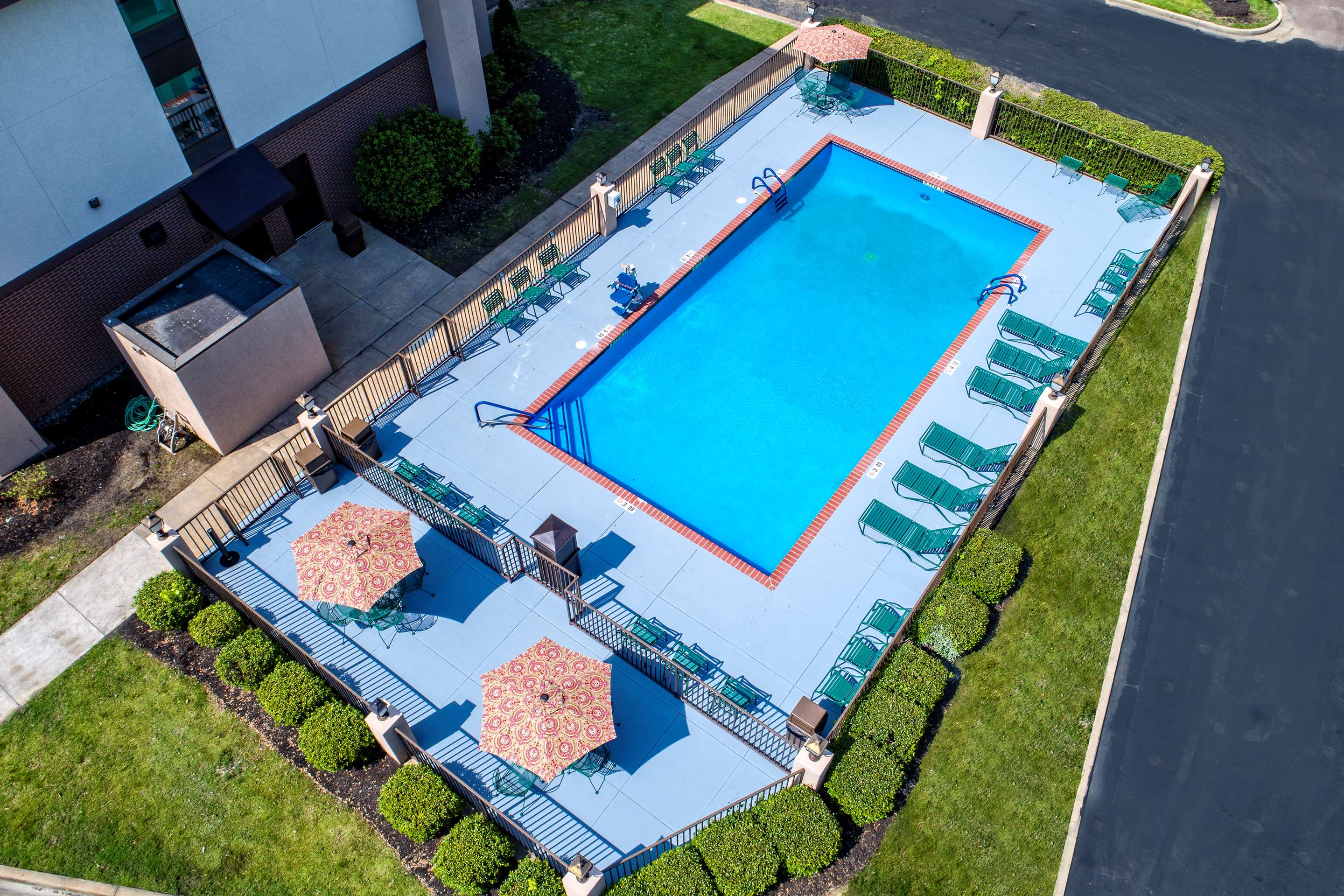 Pool | Hampton Inn Batesville