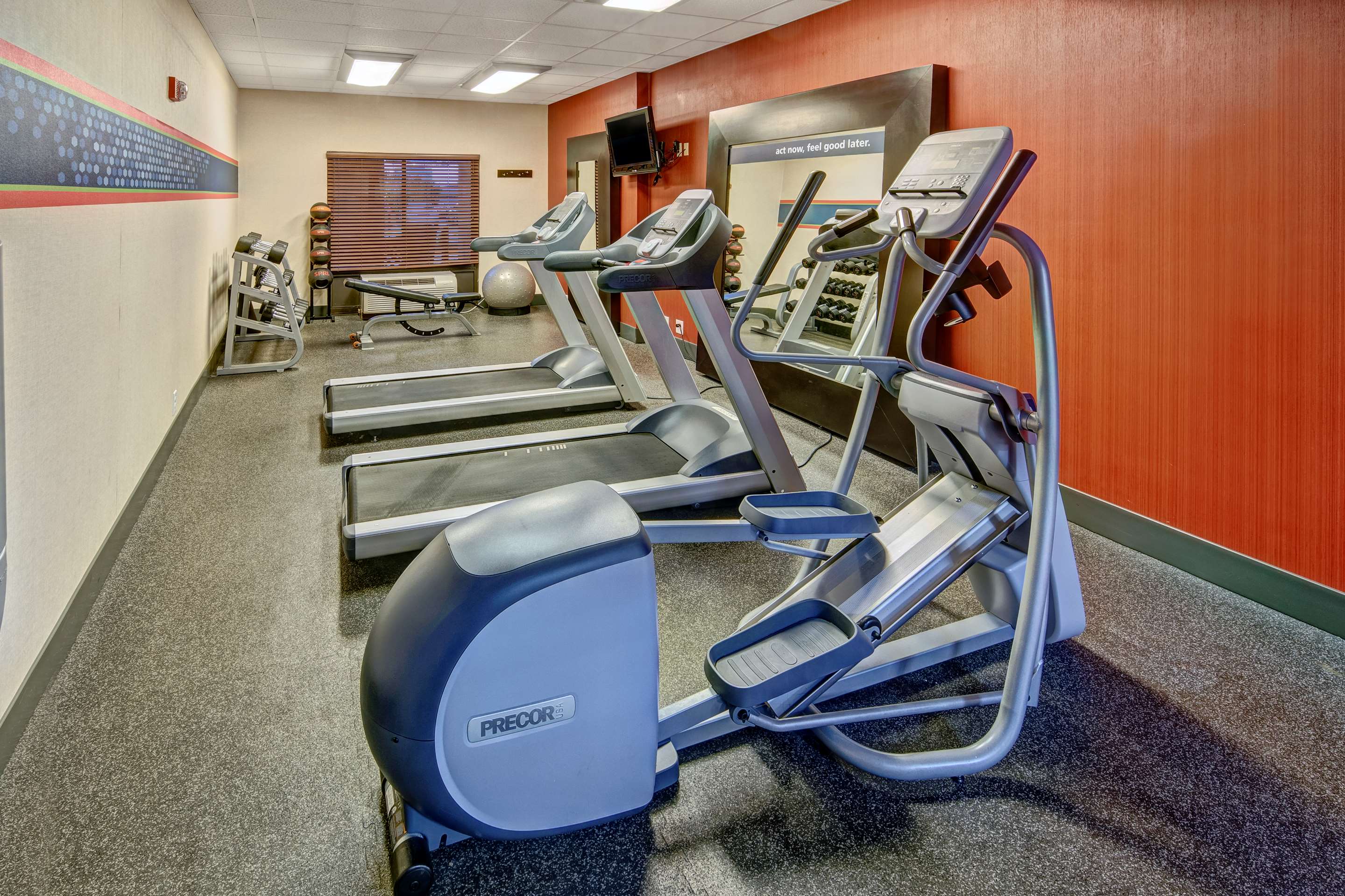 Health club fitness center gym | Hampton Inn Batesville