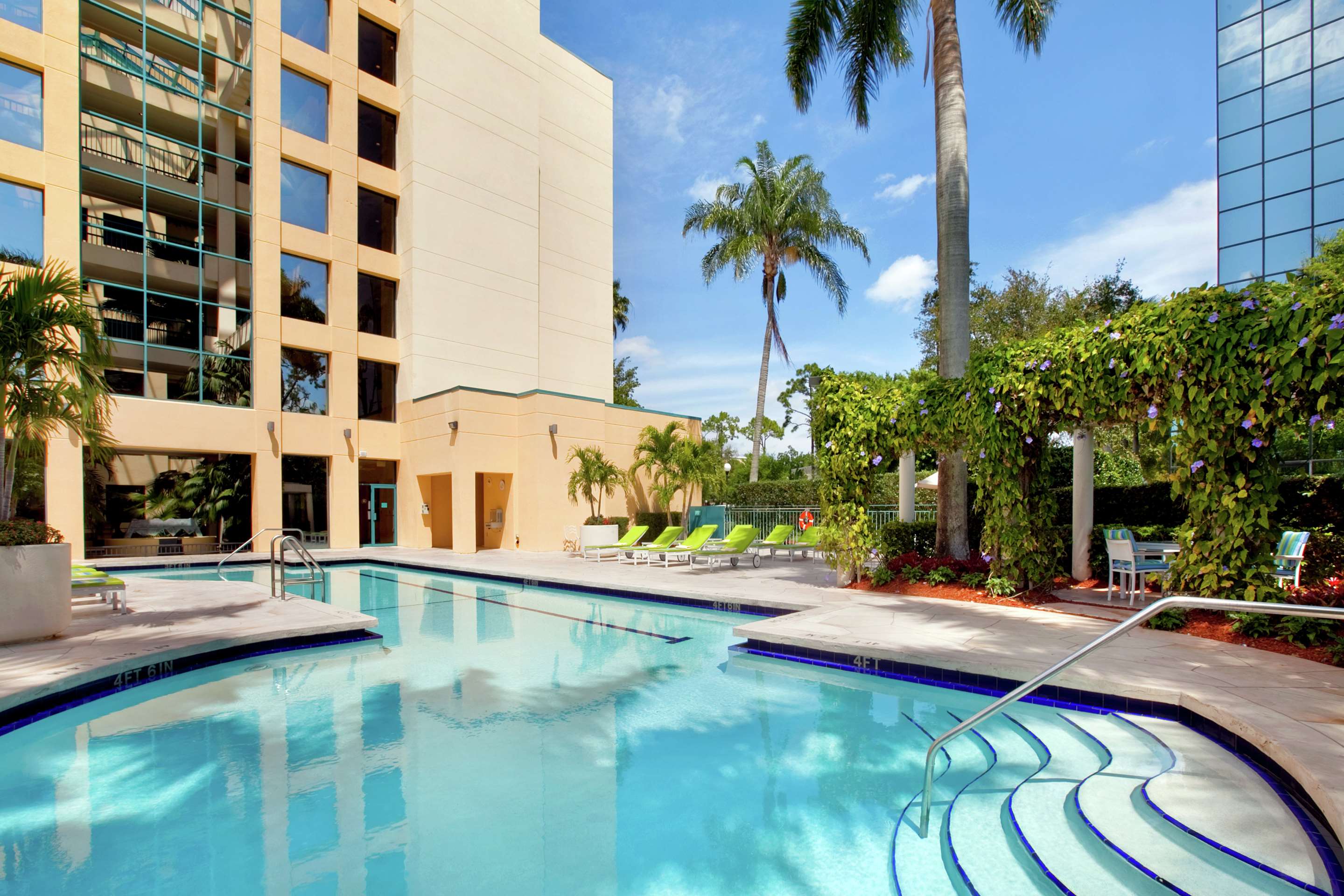 Pool | Hilton Boca Raton Suites