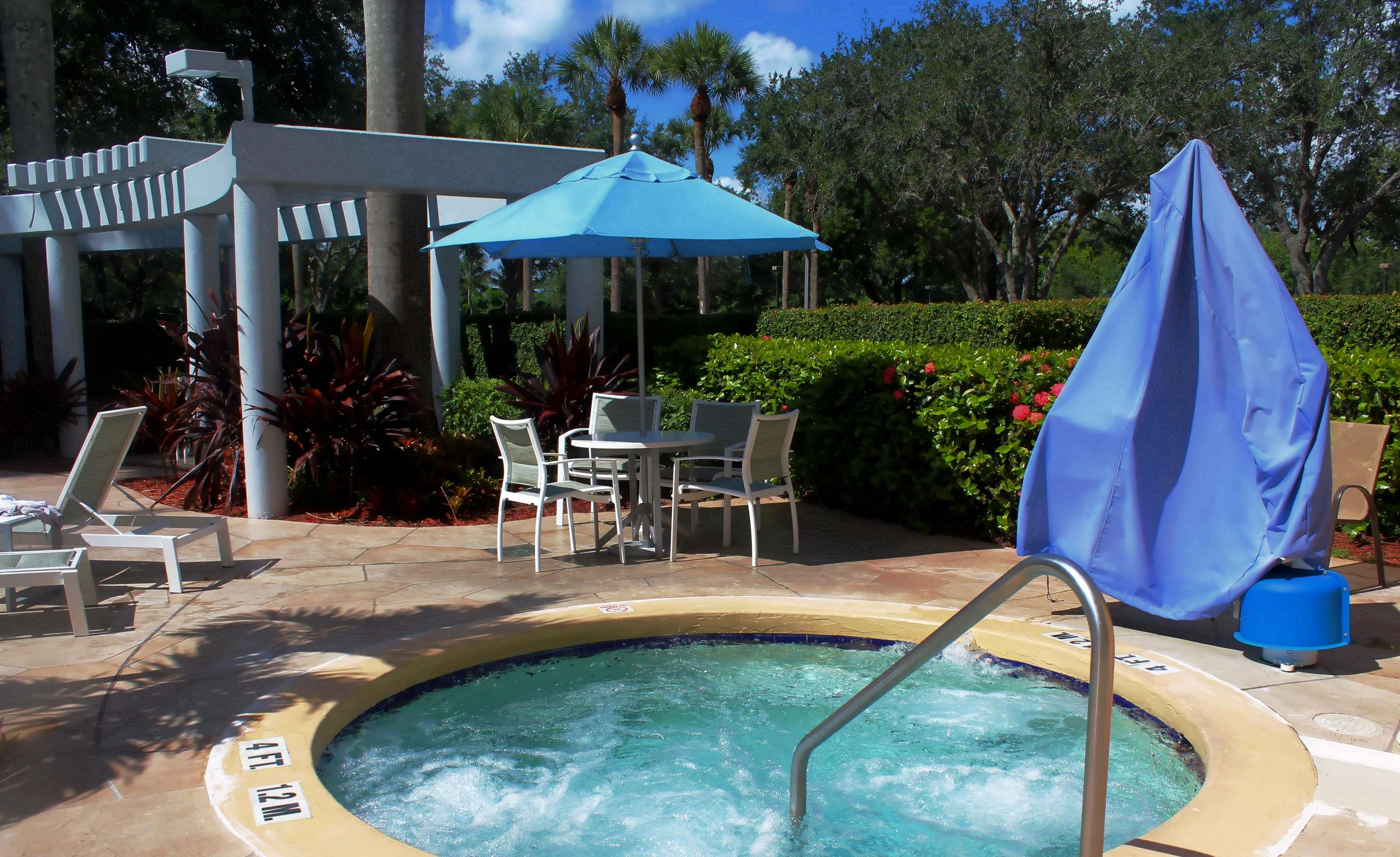 Pool | Hilton Boca Raton Suites
