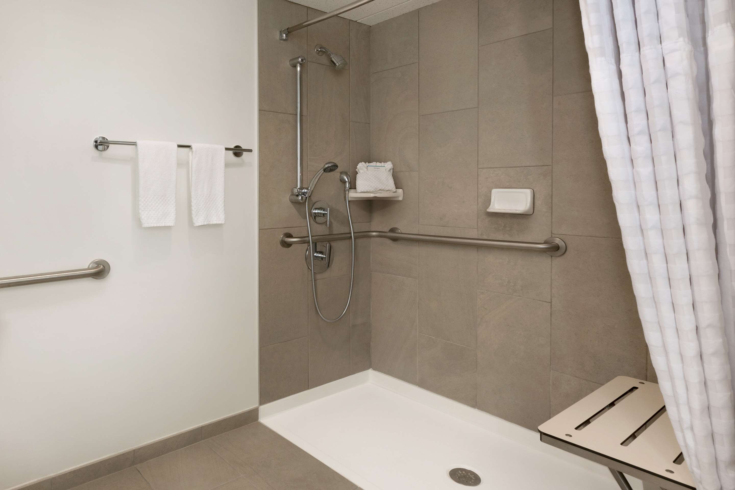 Guest room bath