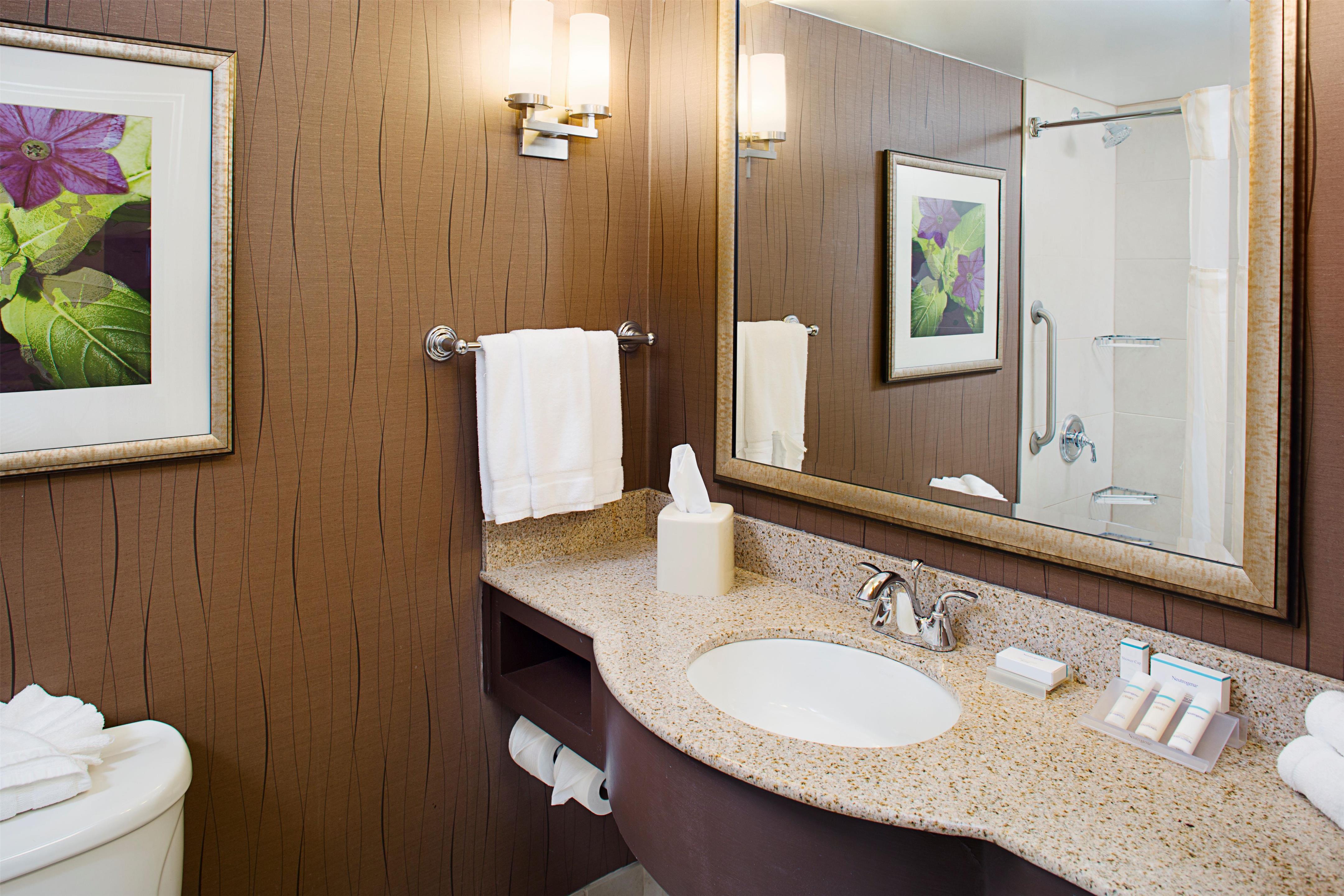 Guest room bath