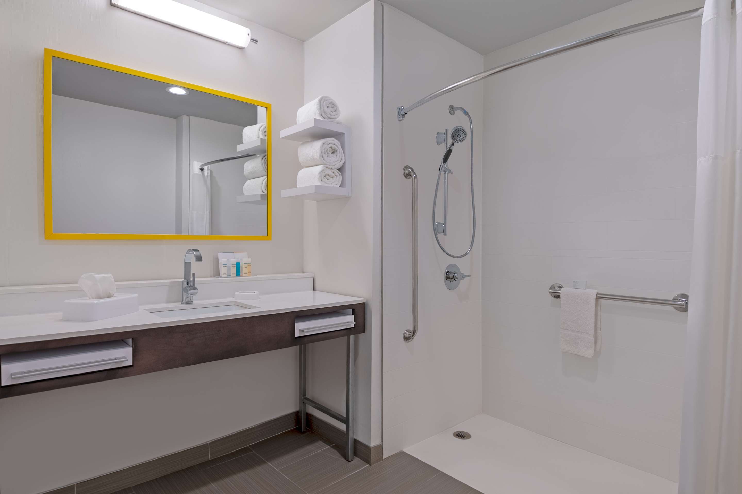 Guest room bath