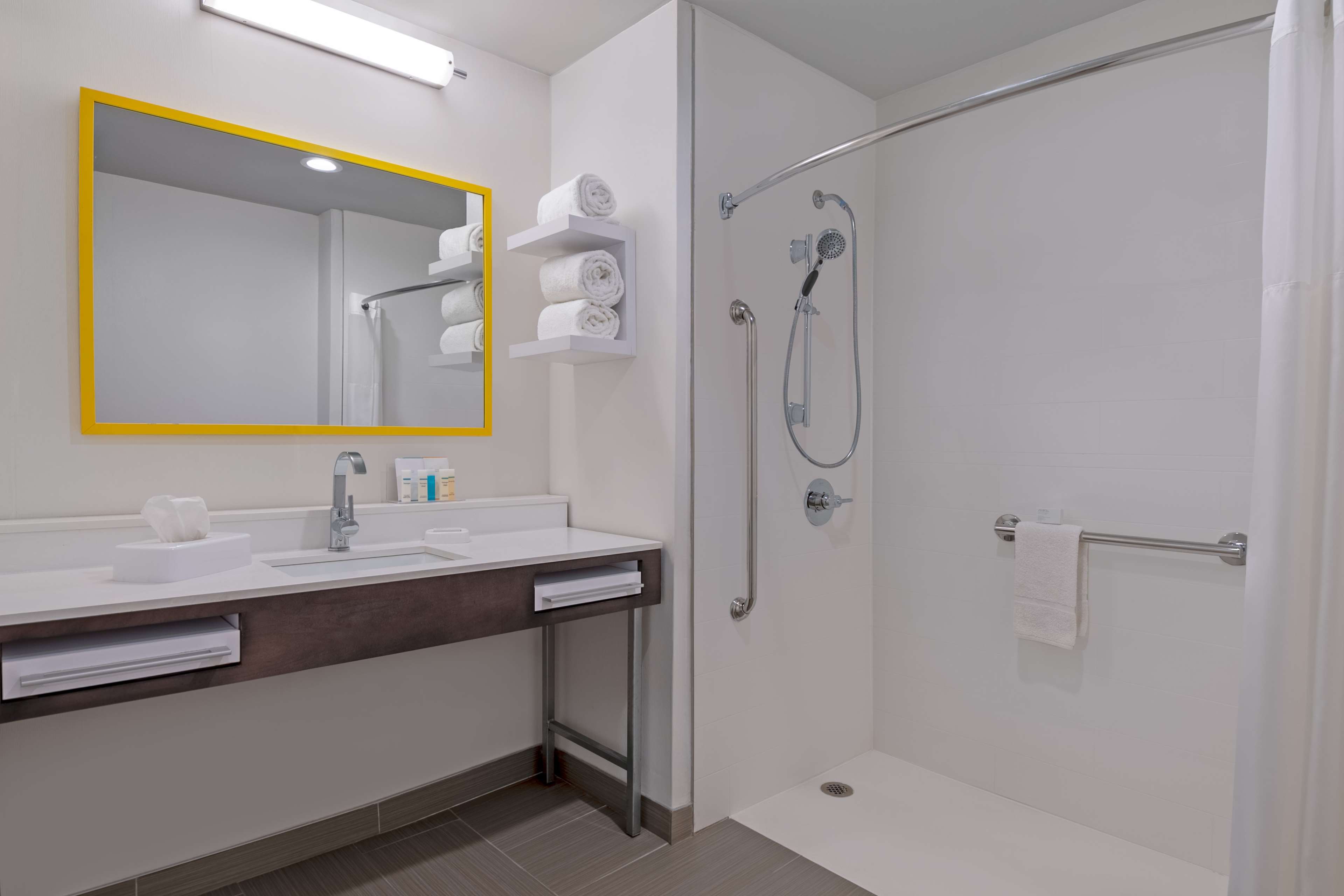 Hampton Inn & Suites by Hilton Stamford Room Type - 1 KN ACC RI SHWR STUDIO NS