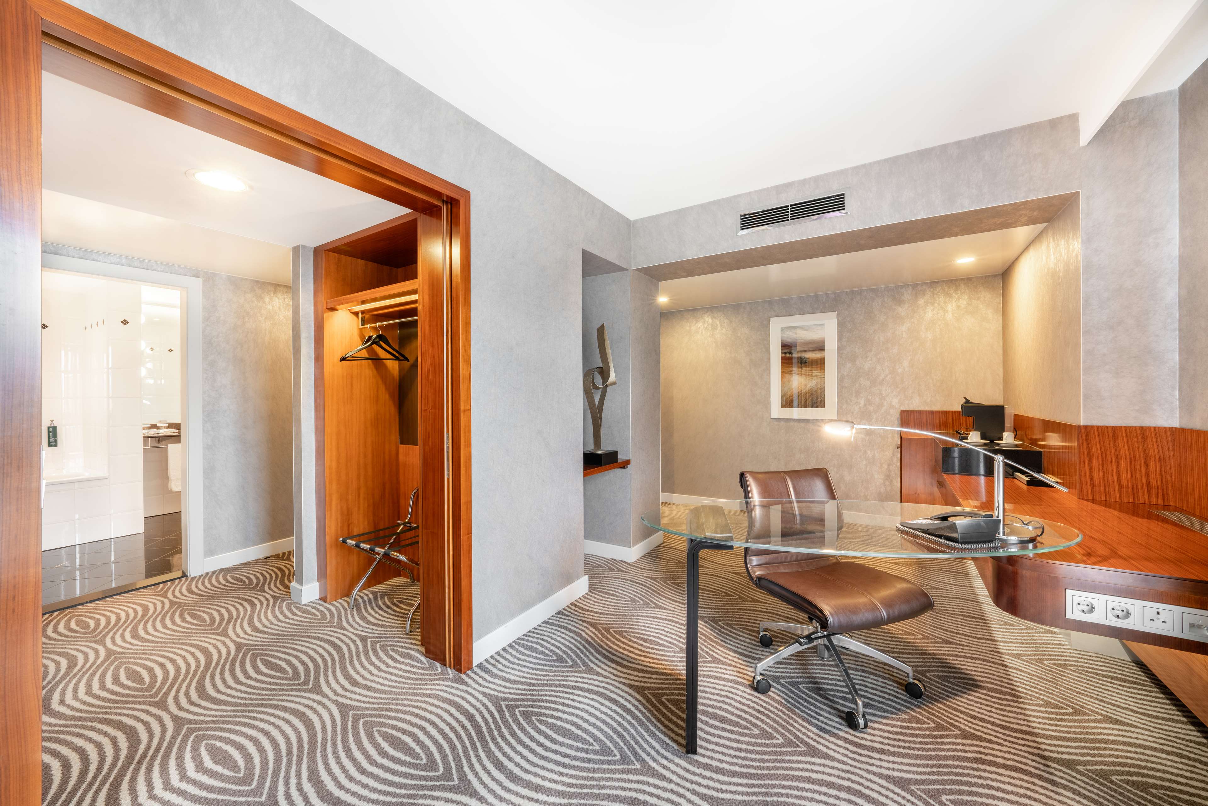Hilton Berlin Room Type - 1 BEDROOM CORNER SUITE