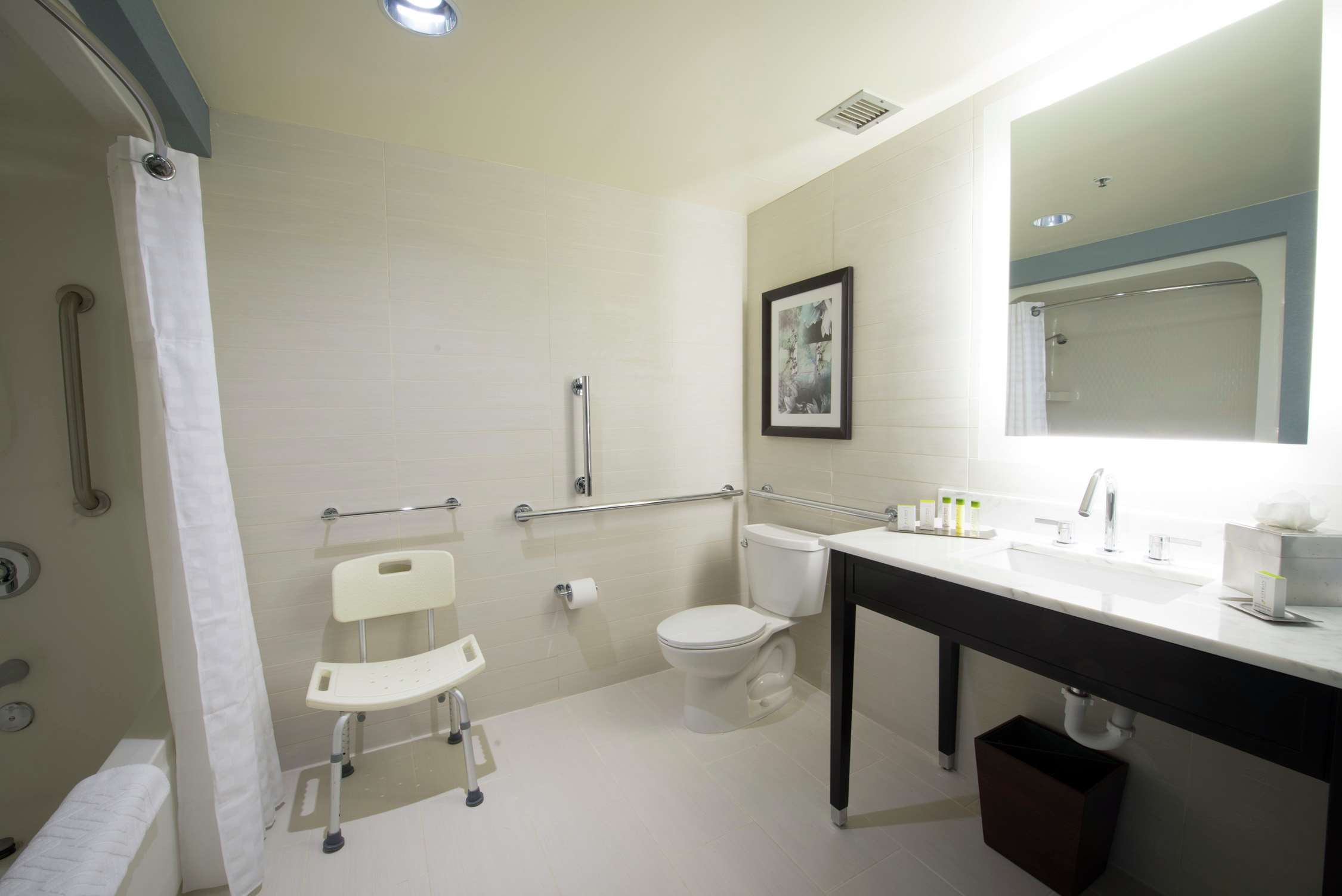 DoubleTree by Hilton Hotel Binghamton Room Type - 2QN MOB HEARING ACC TUB NS