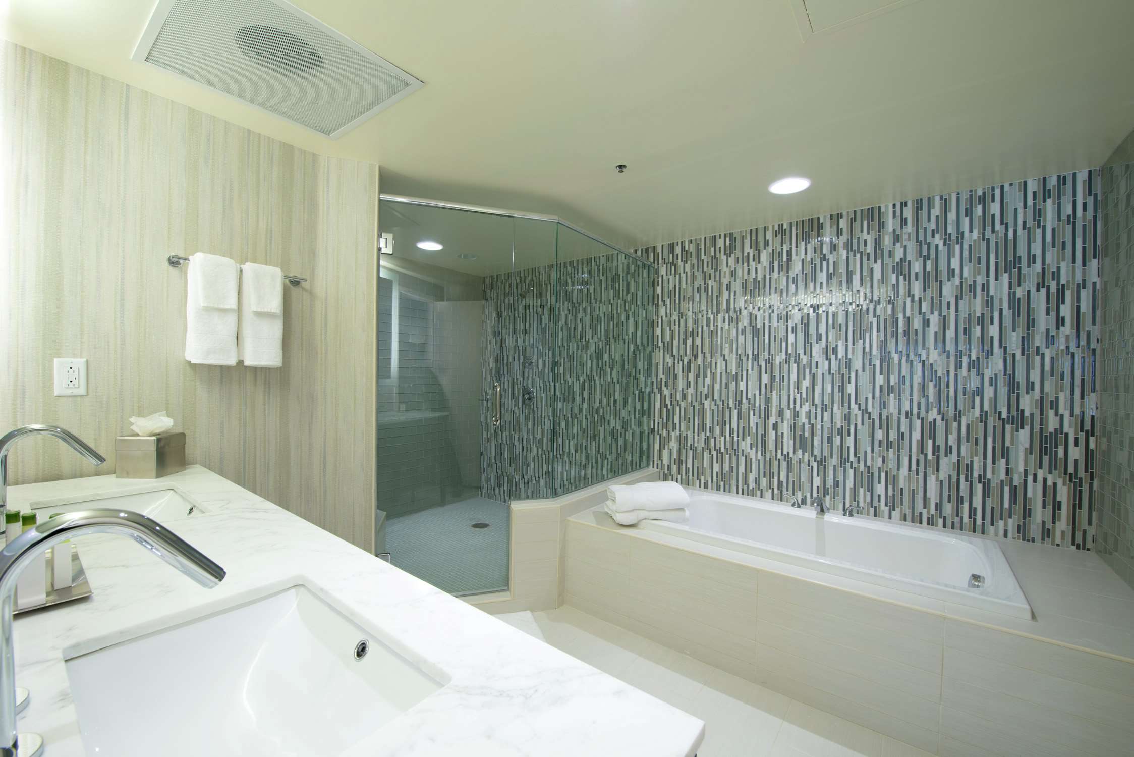 DoubleTree by Hilton Hotel Binghamton Room Type - 1 KING SUITE W SOAKING TUB