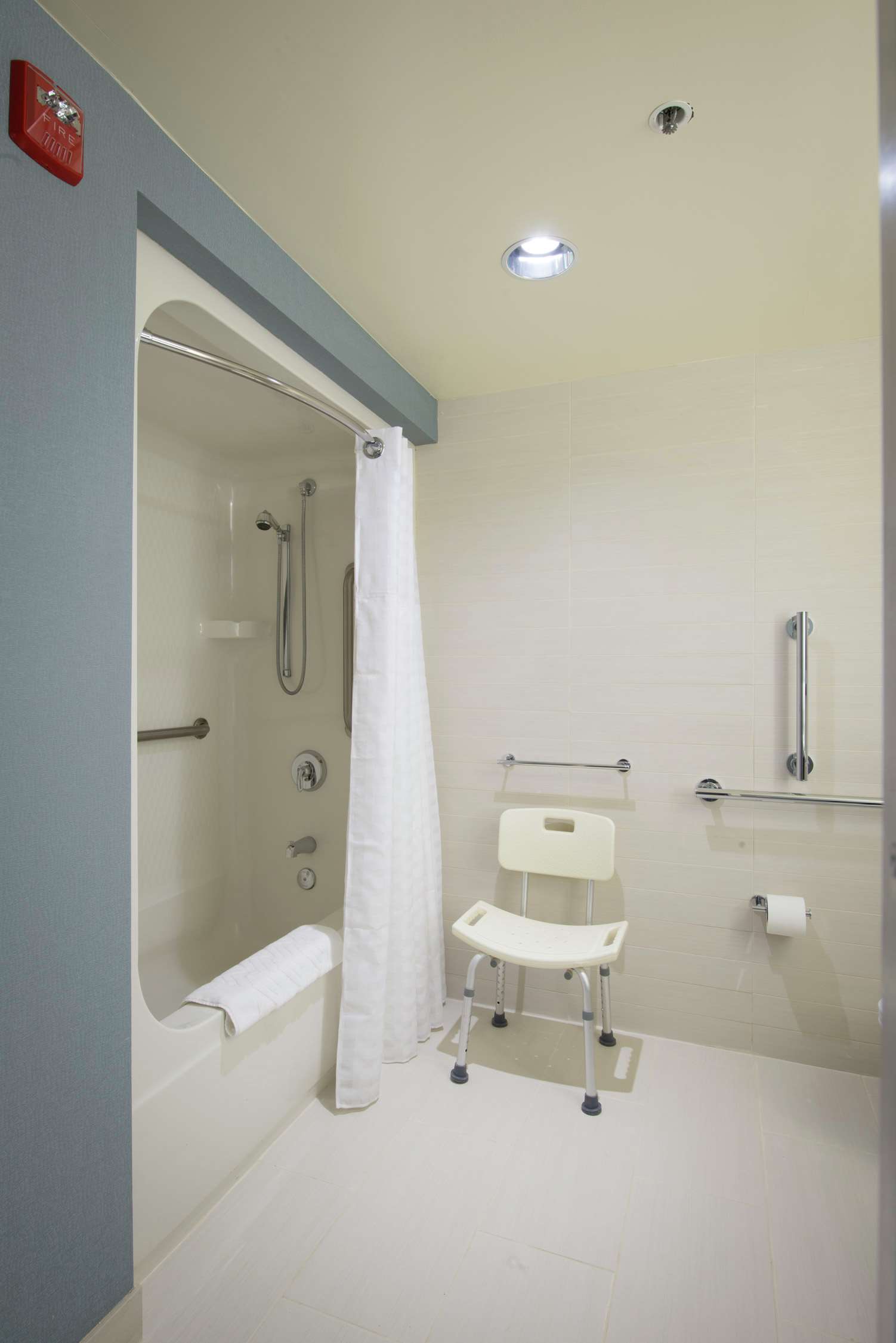 DoubleTree by Hilton Hotel Binghamton Room Type - 1KNG MOB HEAR ACC W TUB NS