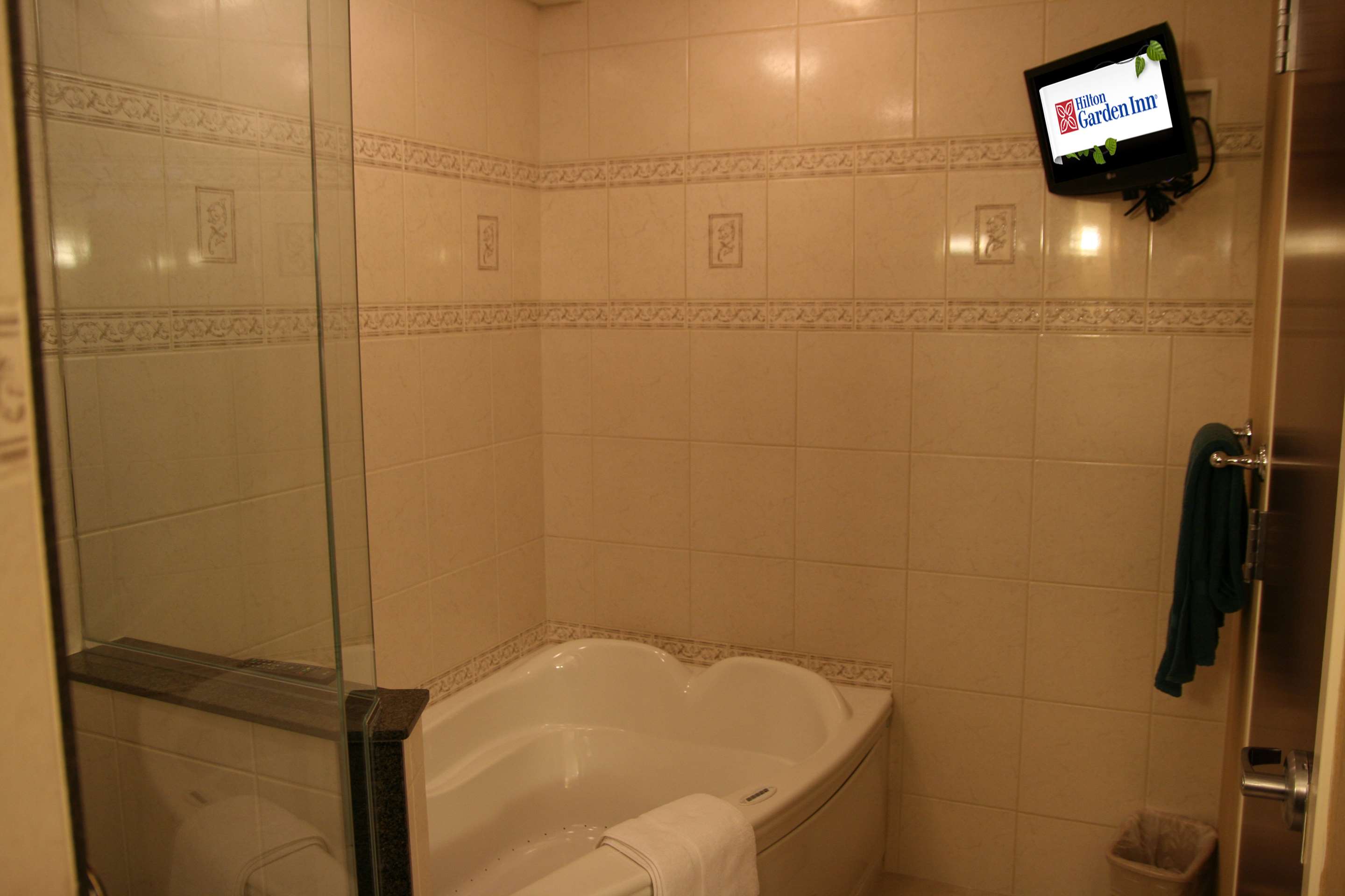 Guest room bath